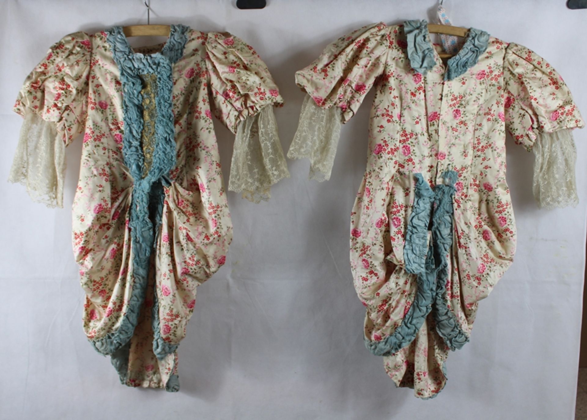 Historische Textilien Paar feine Jäckchen mit Blumenmuster 19 Jh., feinen Spitzen, teils Goldborten