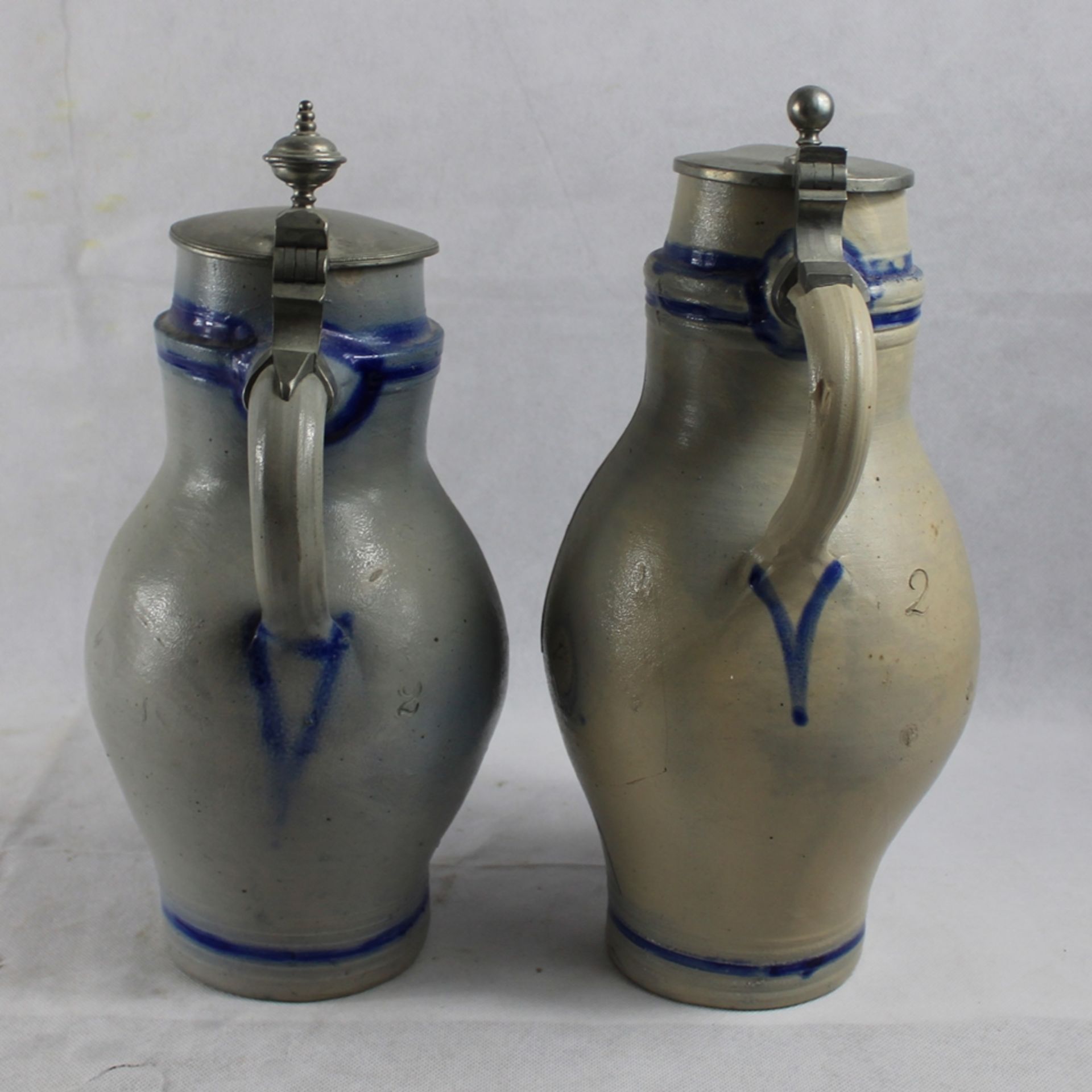 2 Steinzeugkrugl Mostkrüge m. Zinndeckel grau-blau um 1900, 1 Krug m. Sprung, der andere min. Besto - Bild 3 aus 3