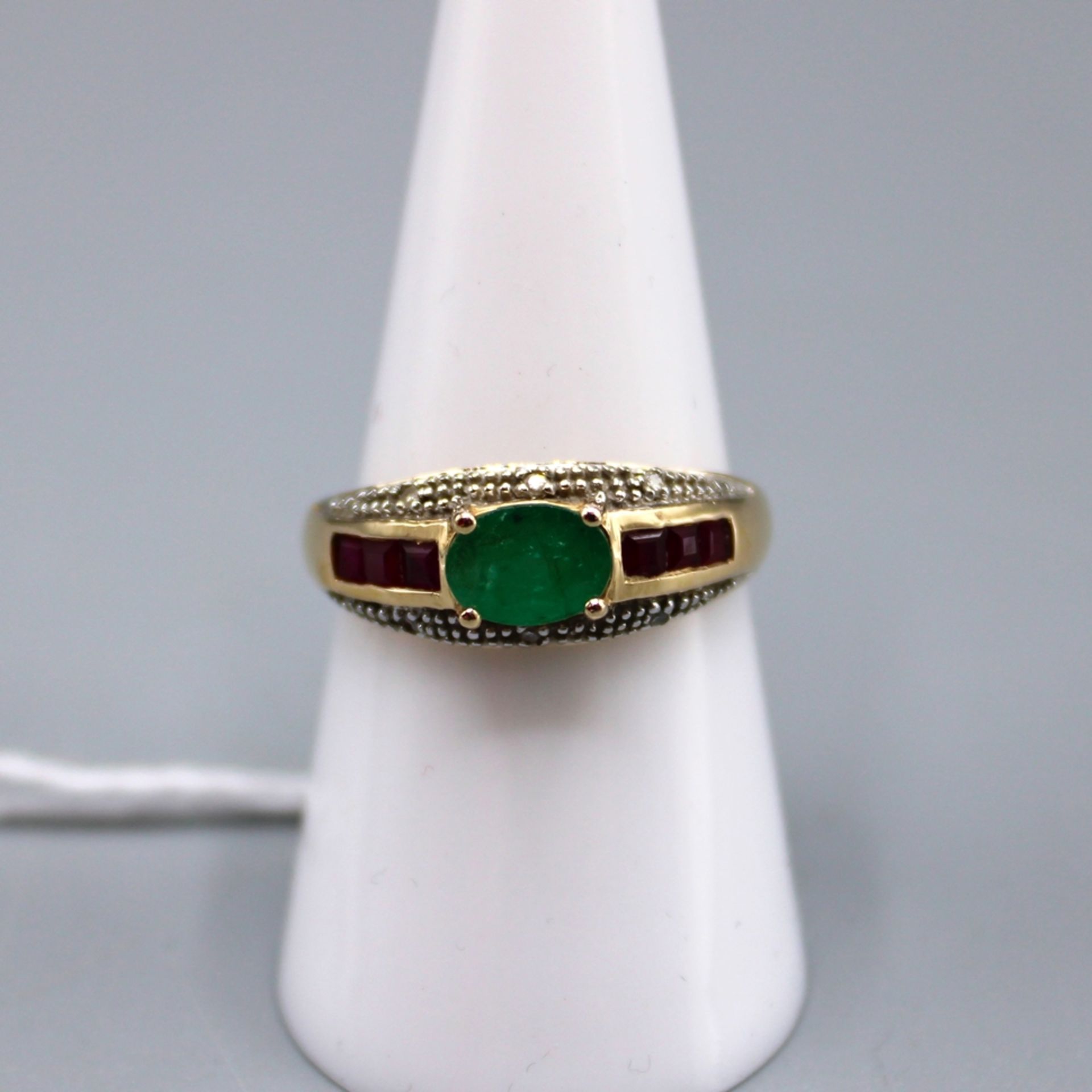 Smaragd Rubin Diamant Goldring 585, Smaragd ca. 6,6 x 4,8 mm, seitl. 6 quadratische Rubine, 6 kl. D