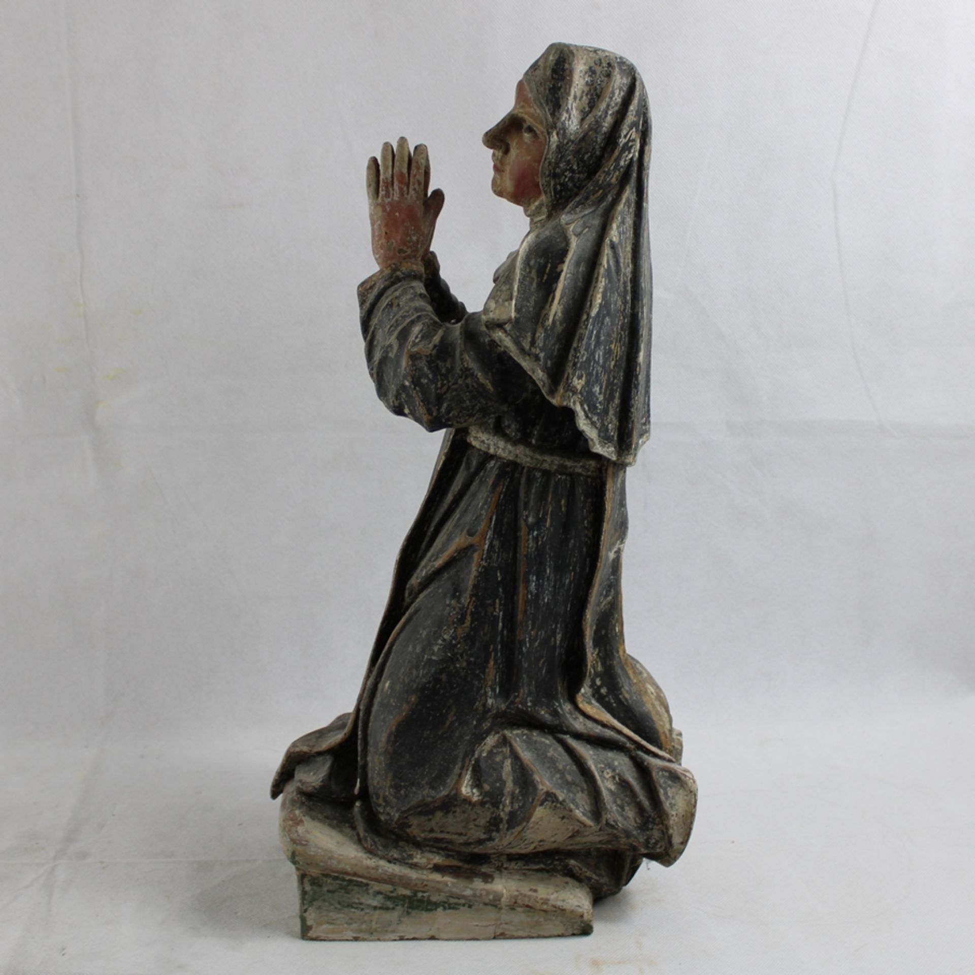 Bernadette Soubirous, Nonne knieend Holz geschnitzt u. bemalt ca. 45 cm, Altersspuren - Image 2 of 3