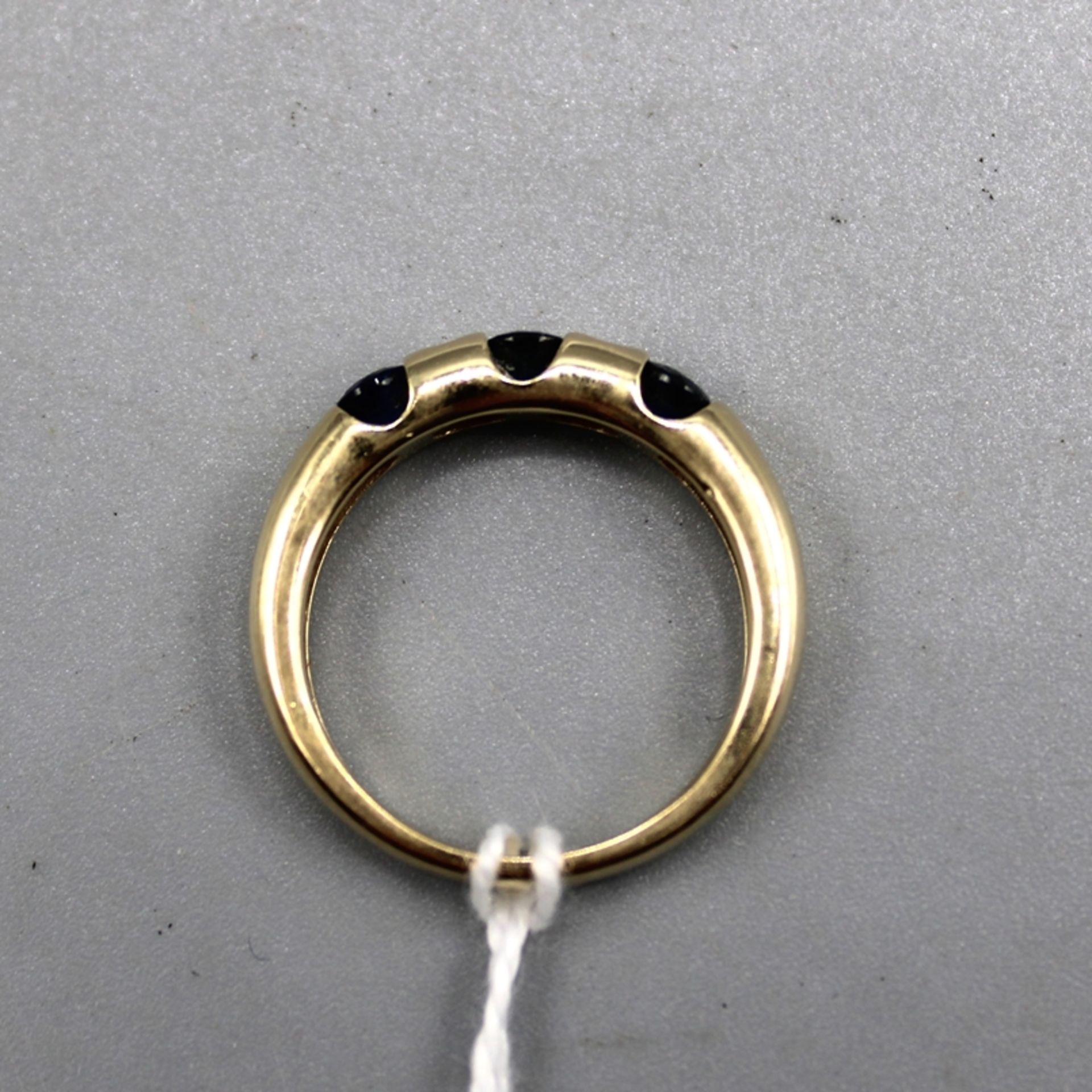 Saphir Brillantring 585 Gold, 3 Saphire, 2 kl. Brillanten zus. 0,05 ct., Ring Ø ca. 17,5 mm, 4,2 g - Image 2 of 2