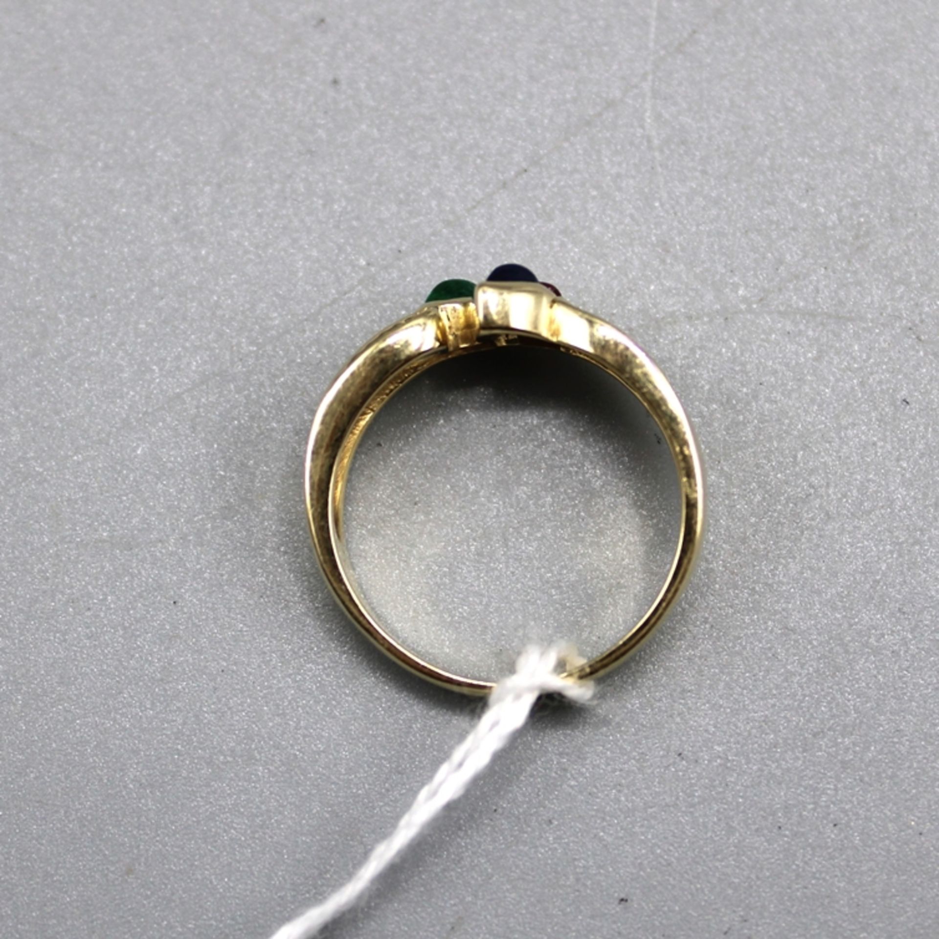 Goldring 585 m. farbigen Edelsteinen, Smaragd Saphir Rubin seitl. kl. Diamanten, Ring Ø ca. 17,5 mm - Bild 2 aus 2