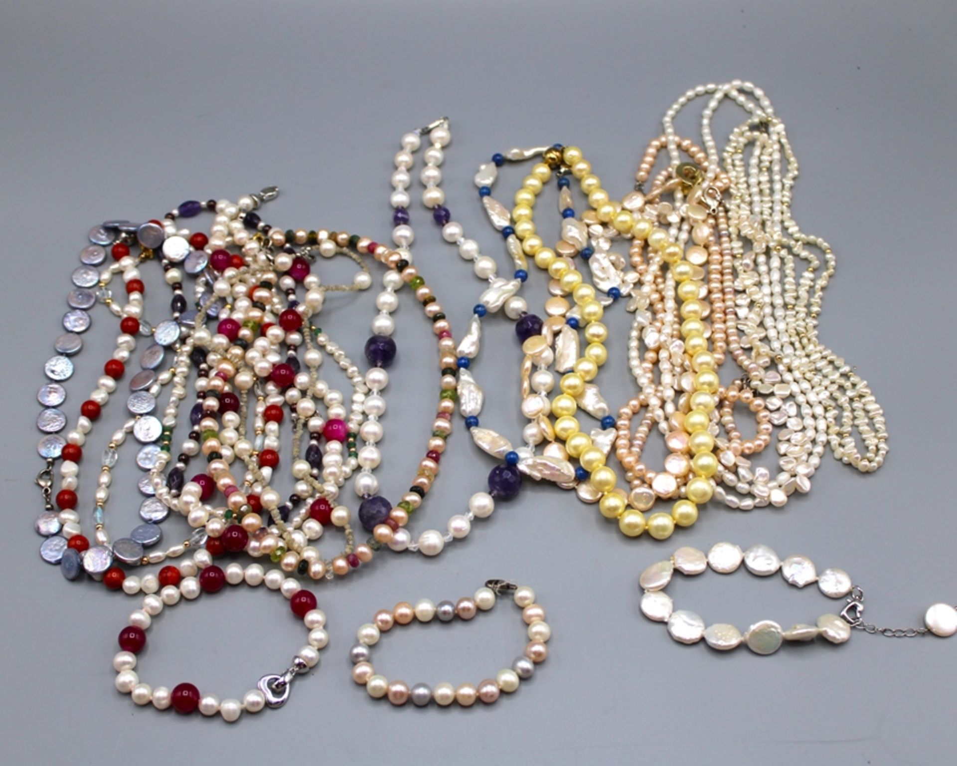 Perlen Perlmutt Schmuck Konvolut ca. 20 St., darunter viele echte Perlenketten, tlw. hochwertige St