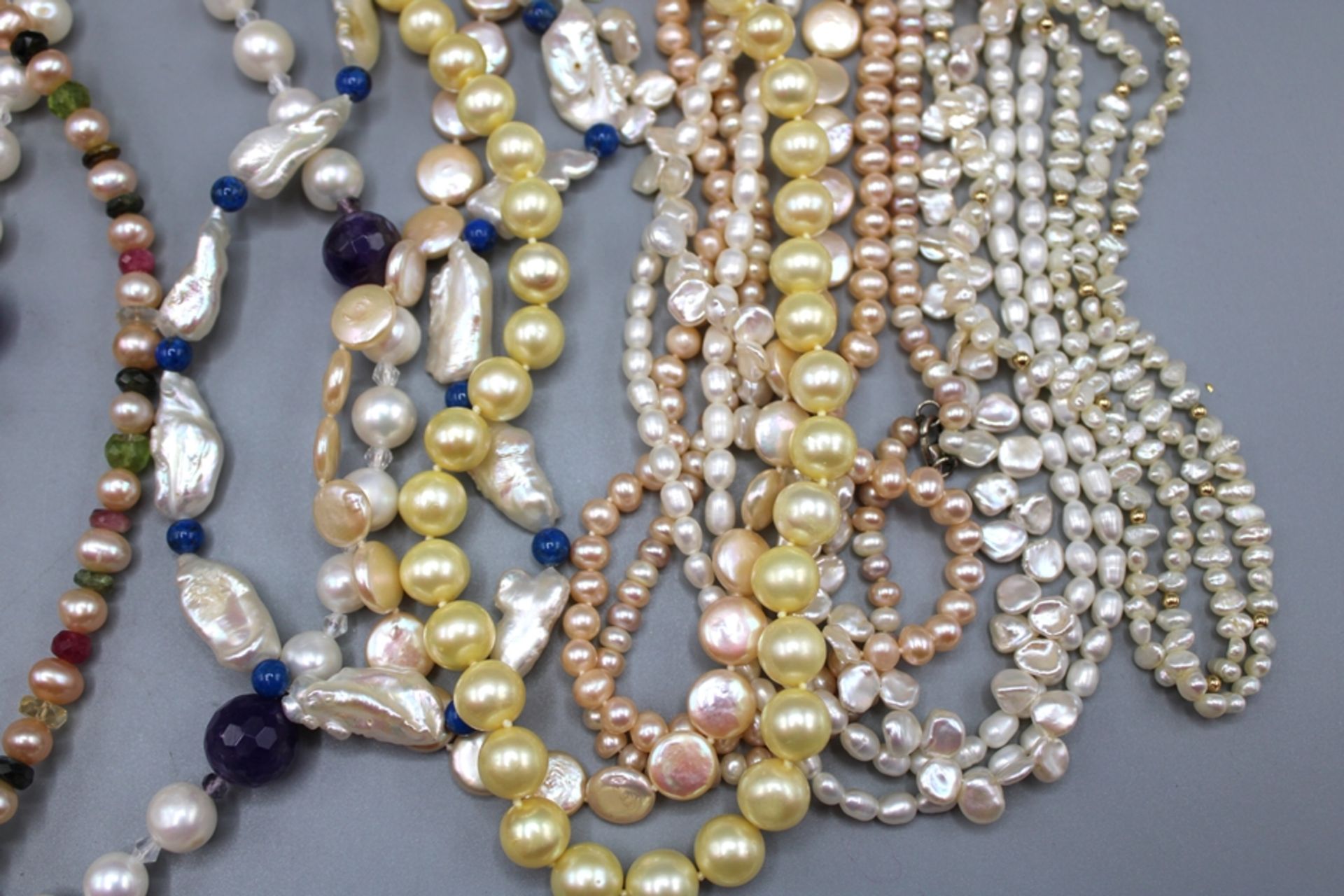 Perlen Perlmutt Schmuck Konvolut ca. 20 St., darunter viele echte Perlenketten, tlw. hochwertige St - Bild 3 aus 3