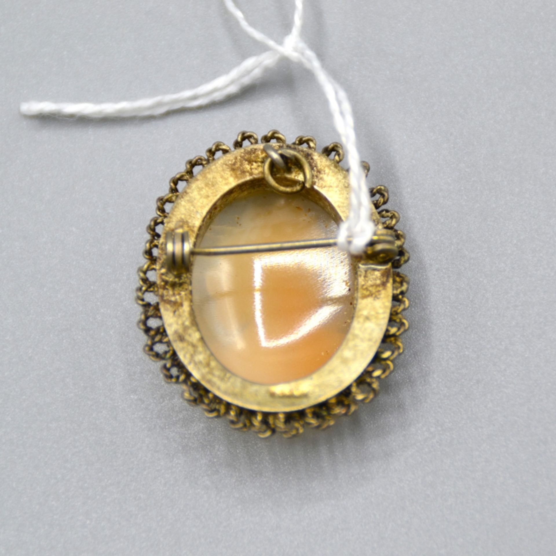 Muschelkamee Brosche Anhänger wohl Silber vergoldet, ca. 3,3 x 2,6 cm, 7,2 g - Bild 2 aus 2