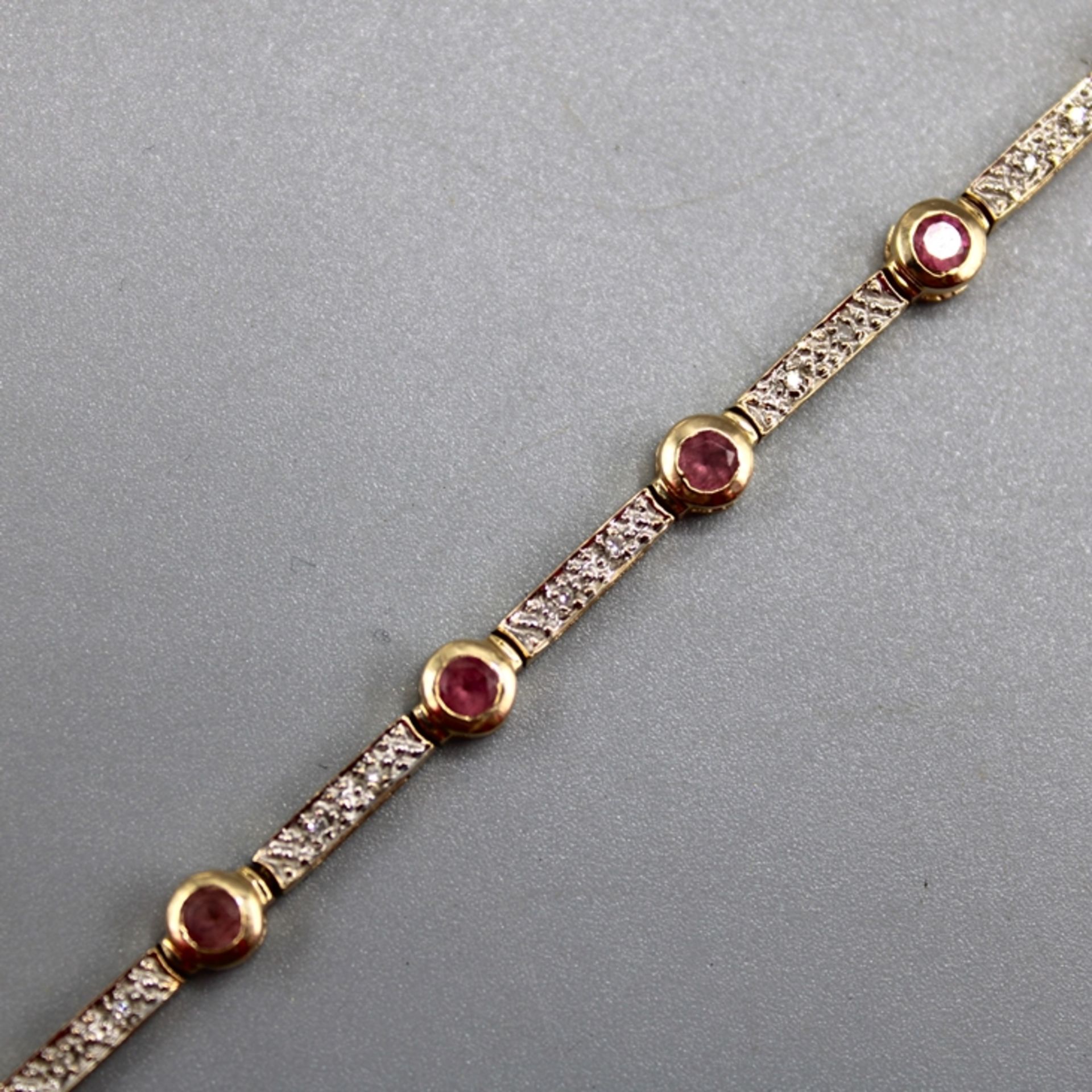 Goldarmband 585 m. weißen u. rosa Steinen, Stärke ca. 2,2 - 4,6 mm, Länge ca. 19,3 cm, 10,2 g - Bild 2 aus 2