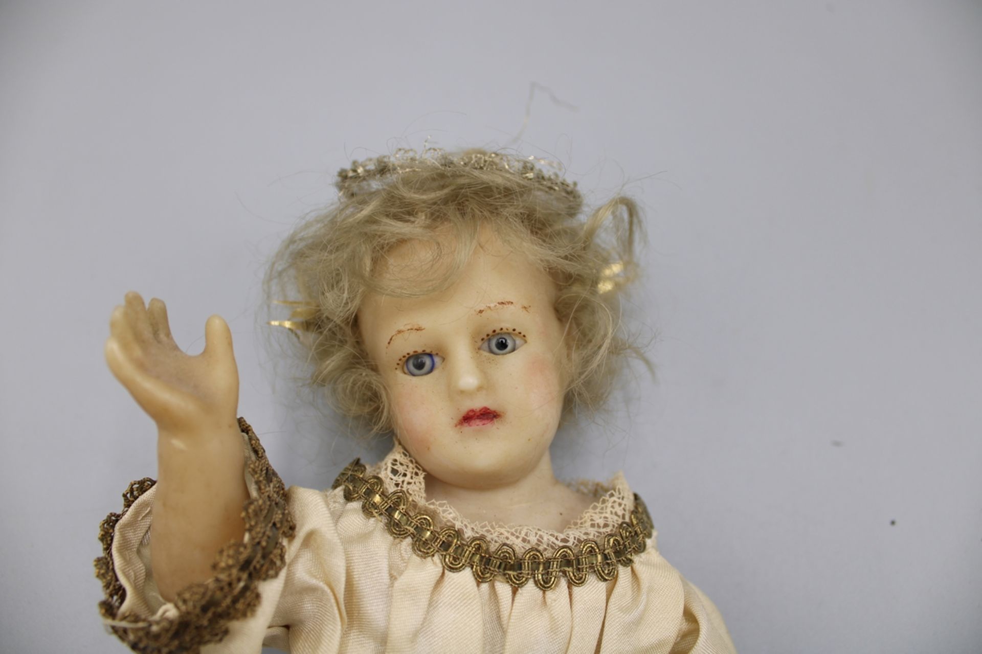 Liebliches Jesulein Wachs bekleidet Glasaugen um 1900, Kopfbereich stark beschädigt, ca. 28 cm - Bild 2 aus 3
