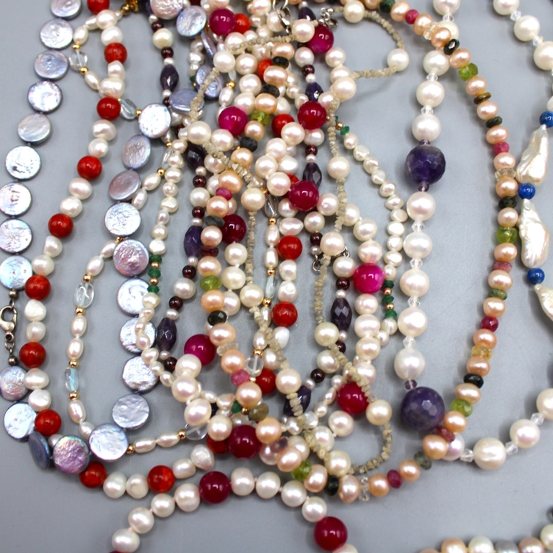 Perlen Perlmutt Schmuck Konvolut ca. 20 St., darunter viele echte Perlenketten, tlw. hochwertige St - Bild 2 aus 3