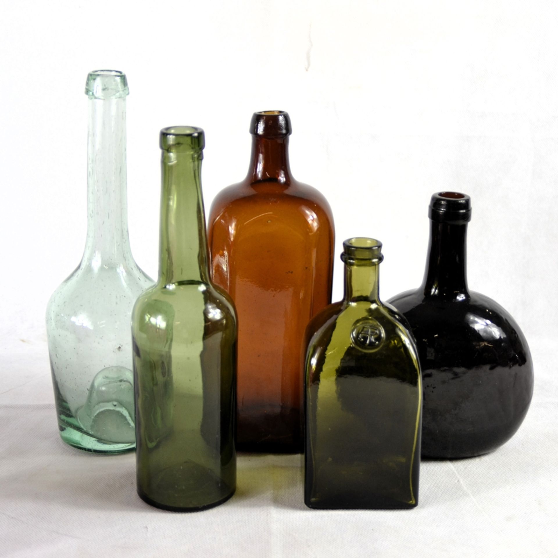 Alte Flaschen Konvolut 8-teilig, darunter auch eine seltene lederummantelte Glasflasche/Feldflasche - Bild 2 aus 2