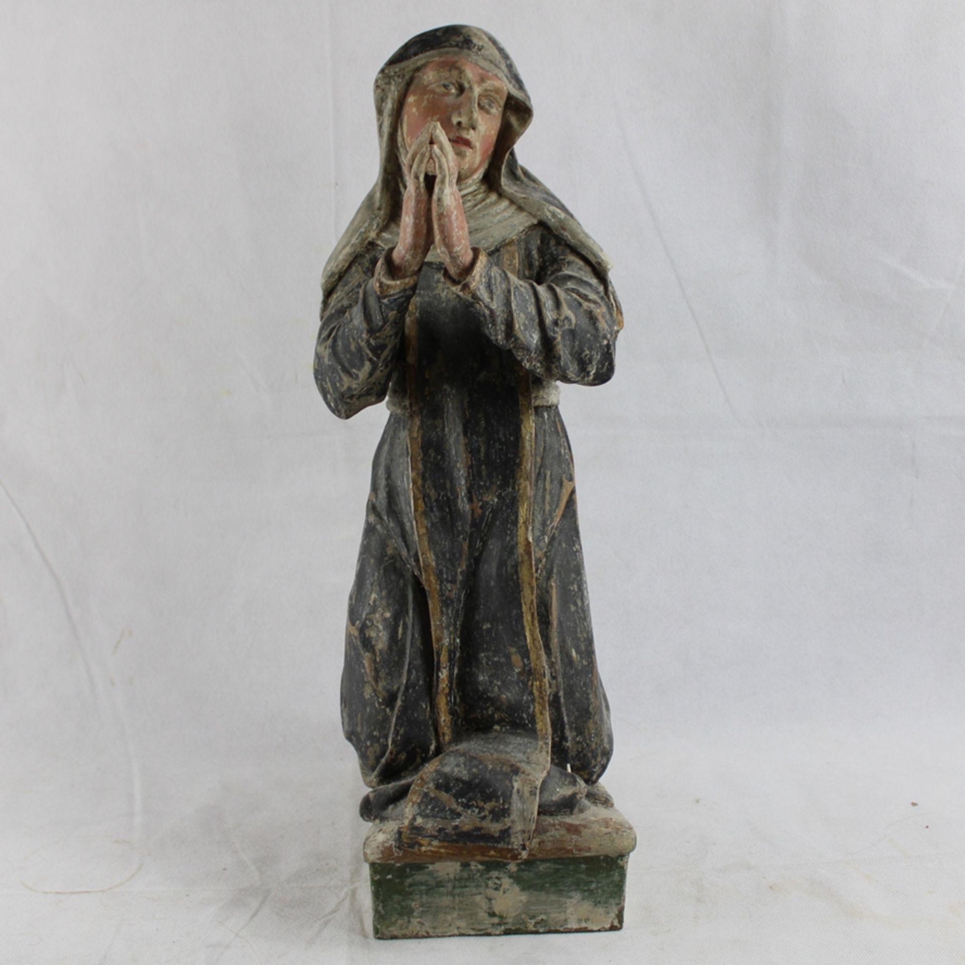Bernadette Soubirous, Nonne knieend Holz geschnitzt u. bemalt ca. 45 cm, Altersspuren