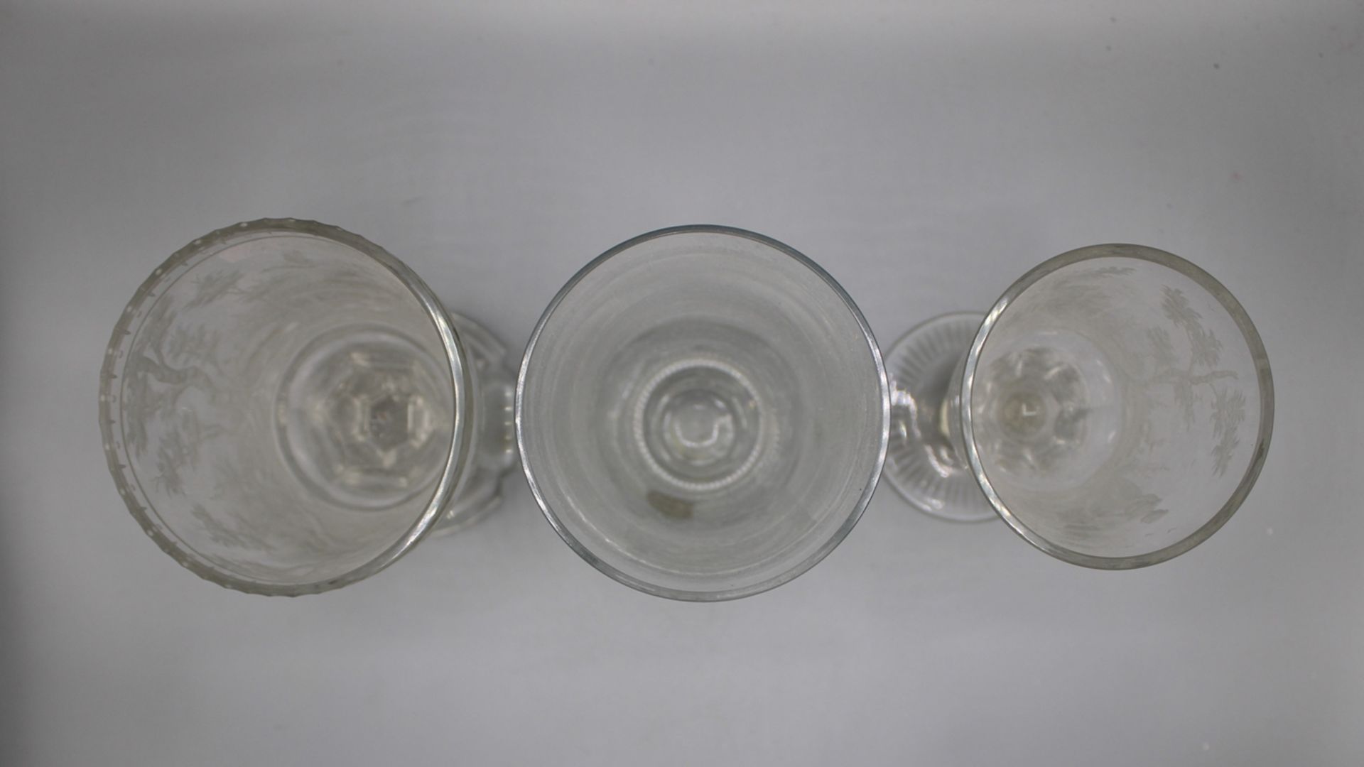 3 Gläser bez. ERZ-Kristall qualitätvoller Glasschnitt 20 Jh., sehr aufwändig mit Tiefschnitt gravie - Image 2 of 2