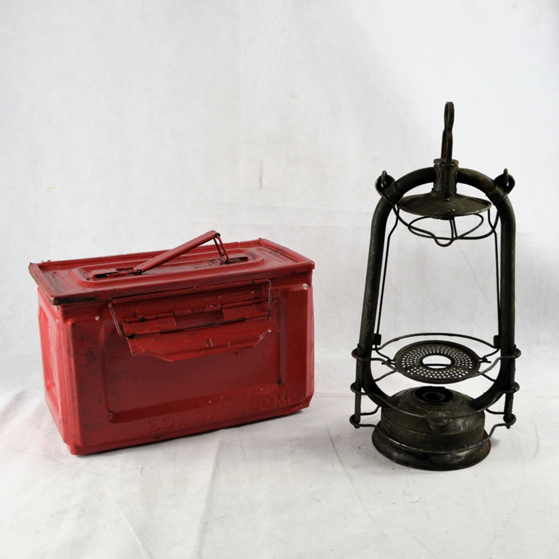 US Munitionsbox .50 u. Feuerhand Petroleumlampe Nr. 323 Konvolut, Lampe nicht vollständig