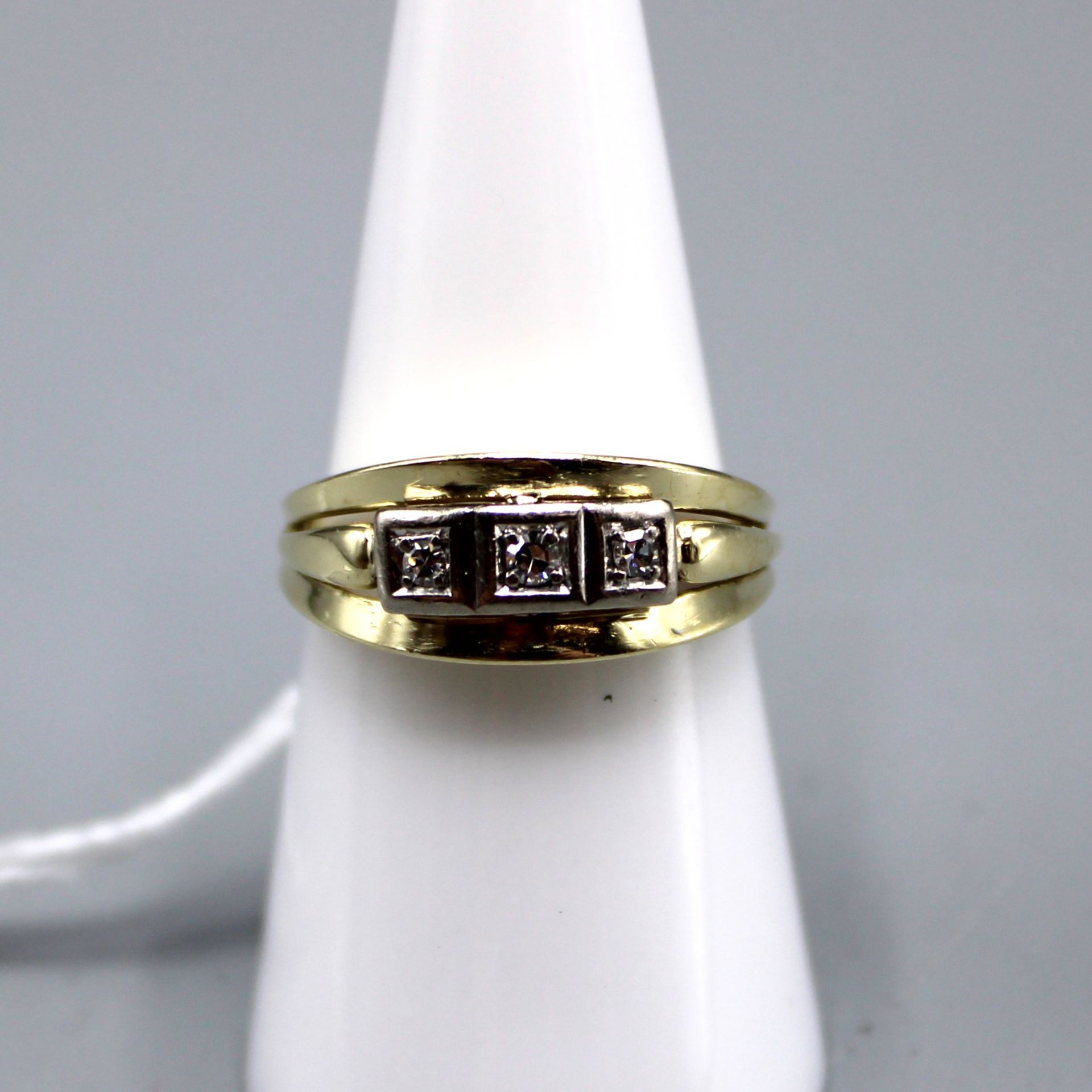 Diamantring 585 Gold, mit 3 kl. Diamanten zus. ca. 0,15 ct., Ring Ø ca. 17 mm, 4,3 g