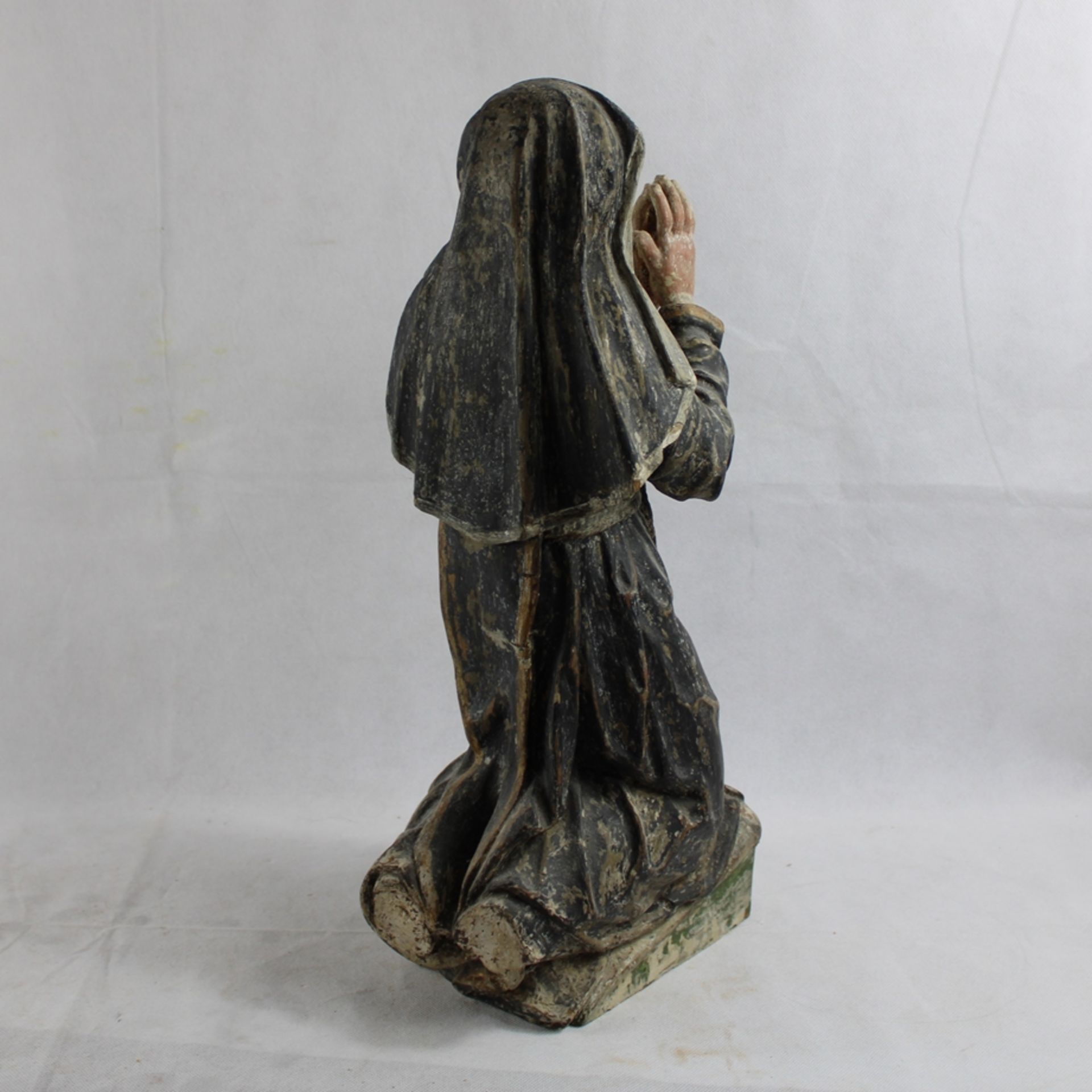 Bernadette Soubirous, Nonne knieend Holz geschnitzt u. bemalt ca. 45 cm, Altersspuren - Image 3 of 3