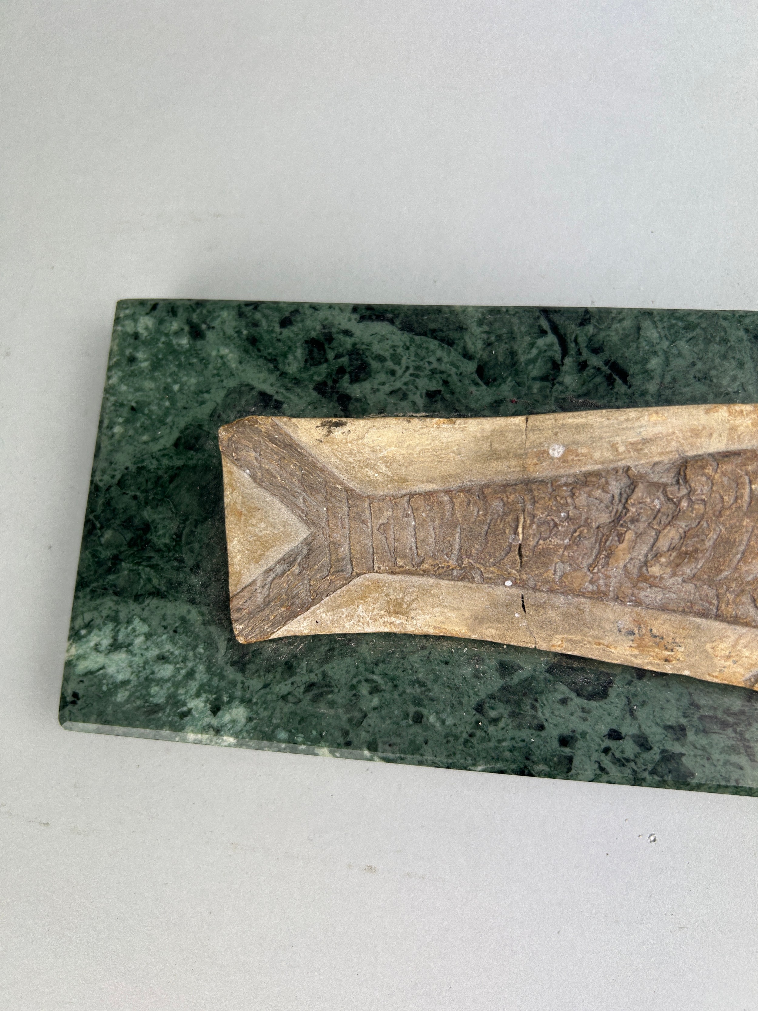 A LARGE PREHISTORIC FOSSIL FISH MOUNTED ON A MARBLE STAND - Image 4 of 4