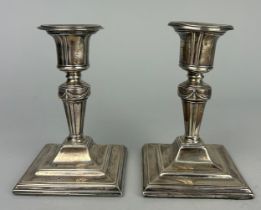 A PAIR OF SILVER CANDLESTICKS, 13cm H 479gms