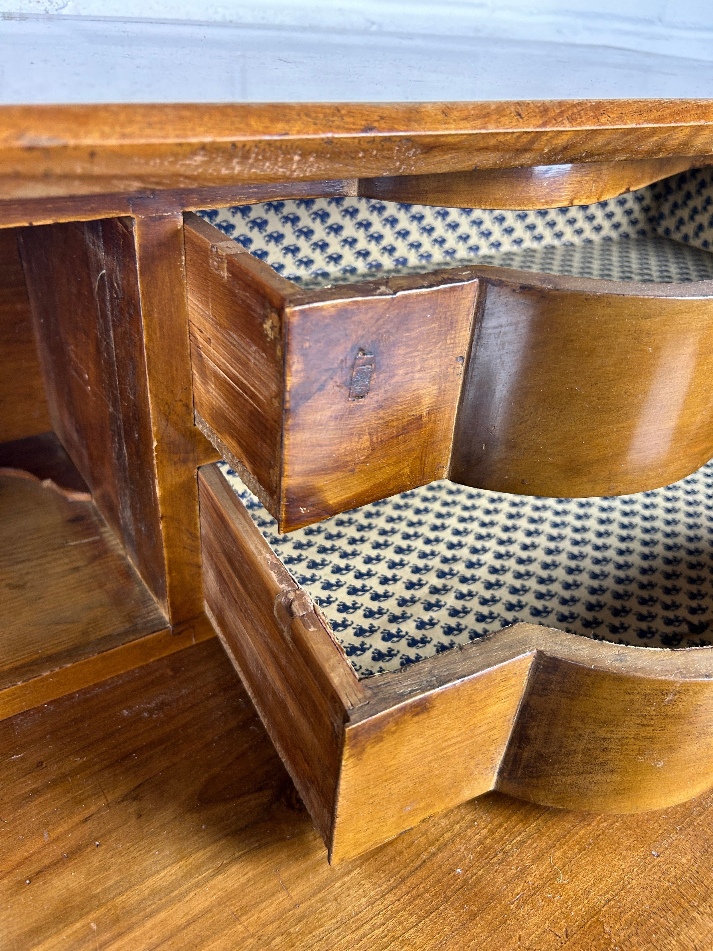 A CONTINENTAL WALNUT SERPENTINE BUREAU, 116cm x 108cm x 58cm Early 20th century, with fall front - Image 5 of 13