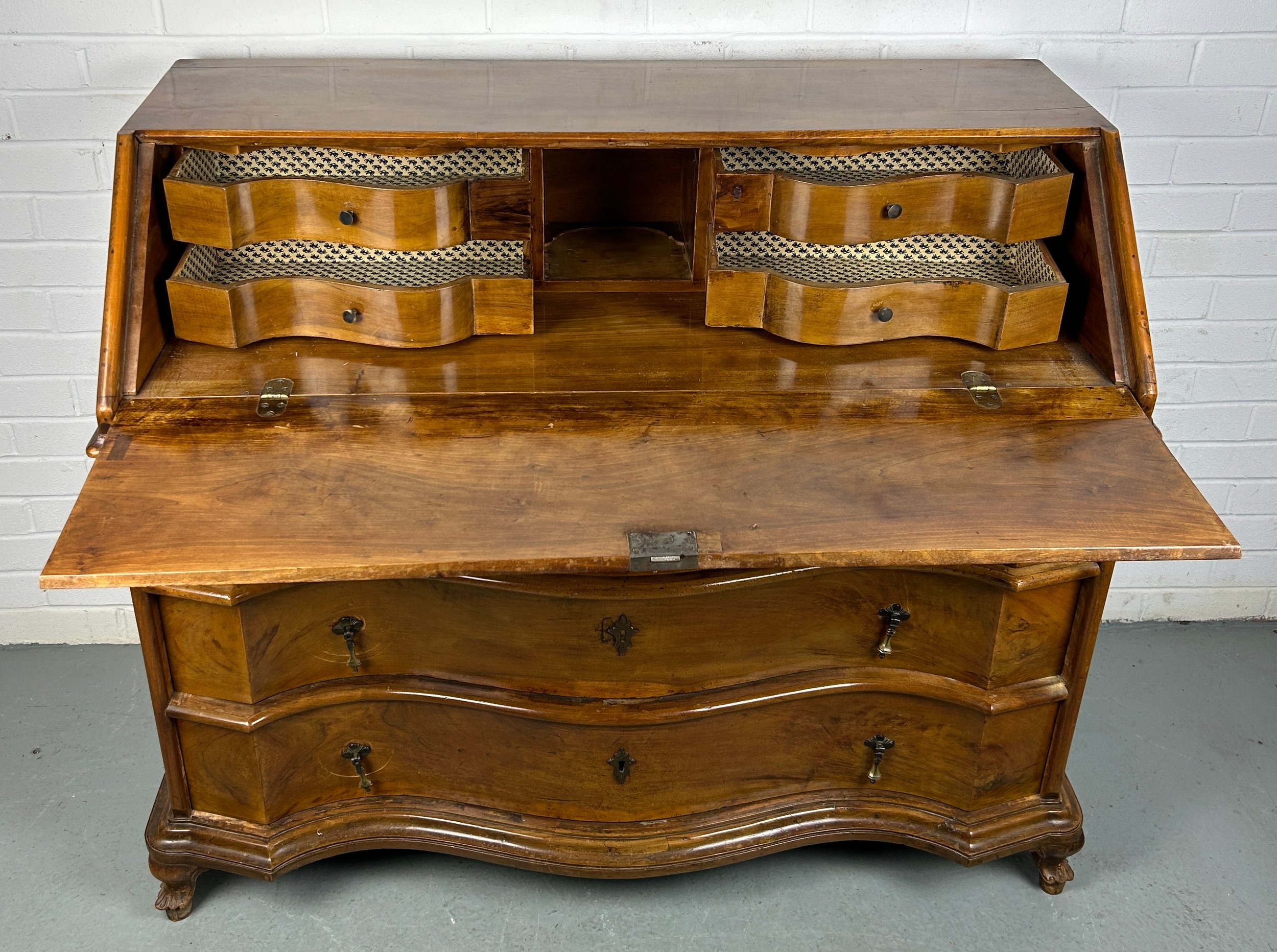 A CONTINENTAL WALNUT SERPENTINE BUREAU, 116cm x 108cm x 58cm Early 20th century, with fall front - Image 4 of 13