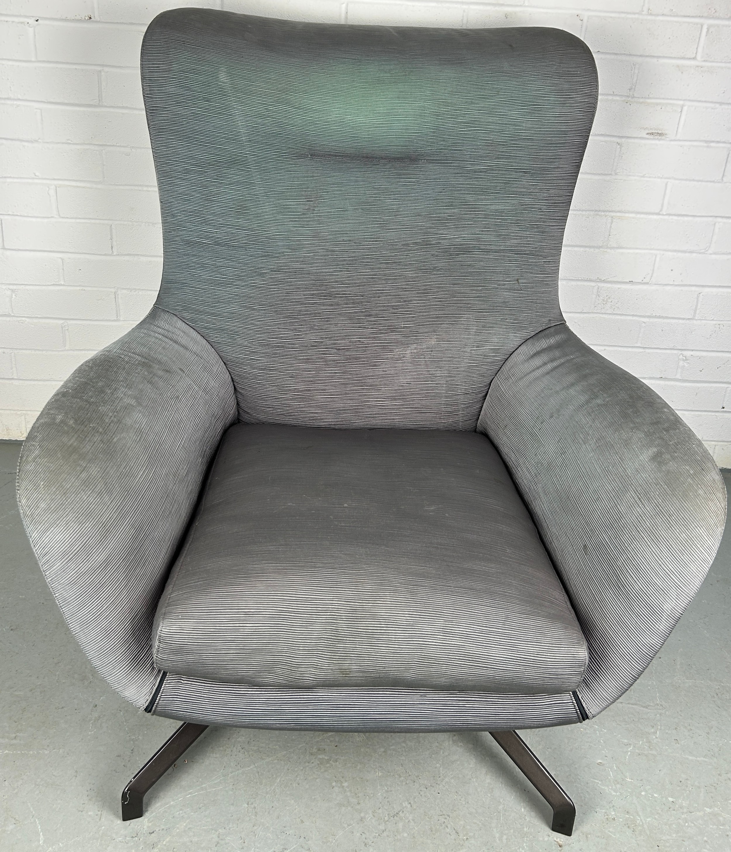 A SWIVEL CHAIR BY MINOTTI RAISED ON FOUR 'TRIPOD' LEGS 97cm x 80cm x 80cm - Image 2 of 3