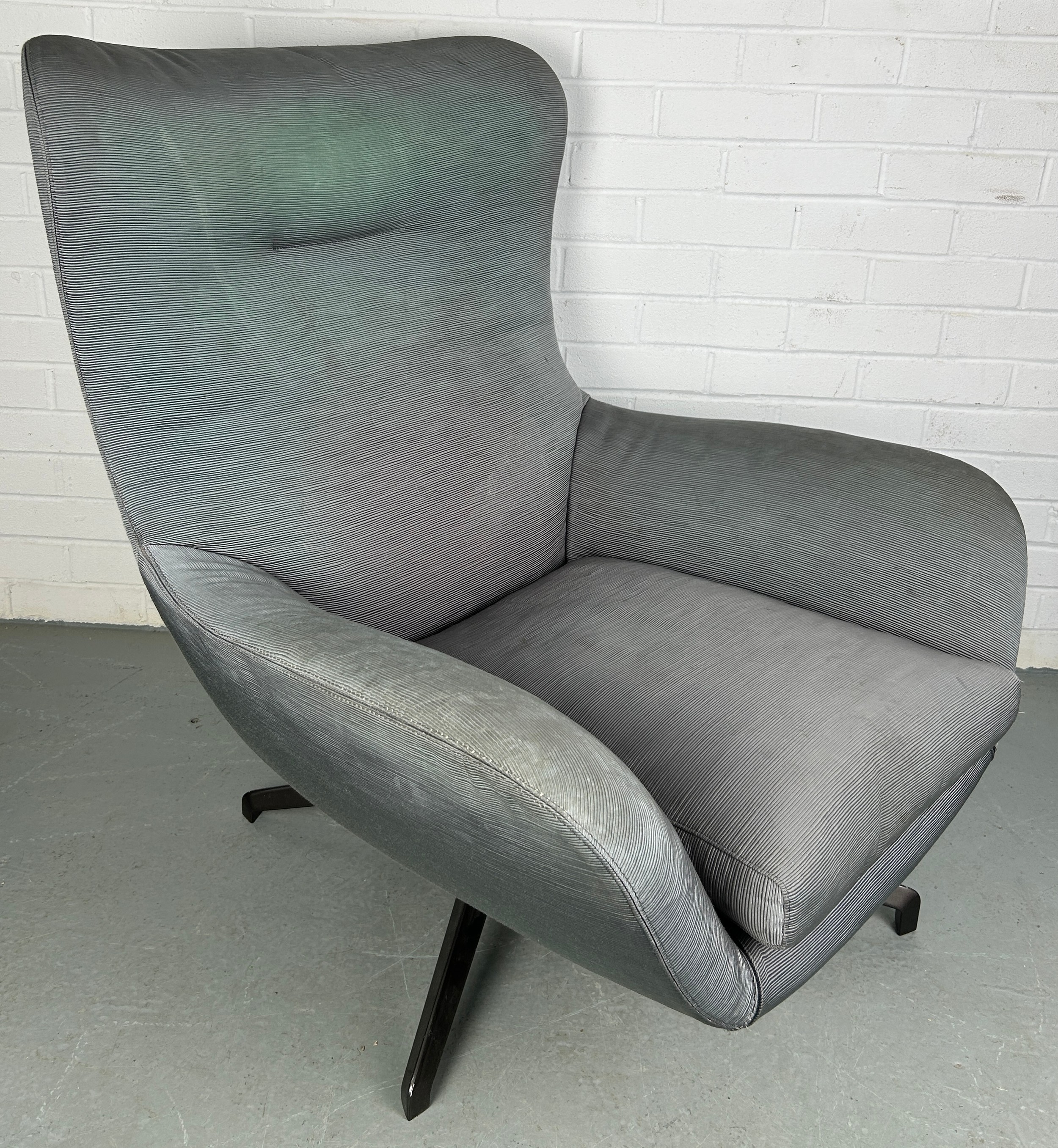 A SWIVEL CHAIR BY MINOTTI RAISED ON FOUR 'TRIPOD' LEGS 97cm x 80cm x 80cm