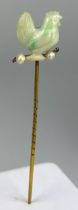 A STICK PIN: JADE COCKEREL WITH TWO NATURAL PEARLS, Yellow metal stick pin. Weight: 3.69gms