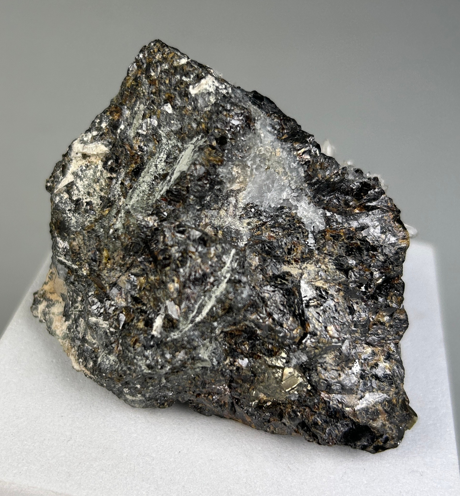 AN UNUSUAL MINERAL OF PYRITE AND QUARTZ 7cm x 5cm x 5cm - Image 4 of 4