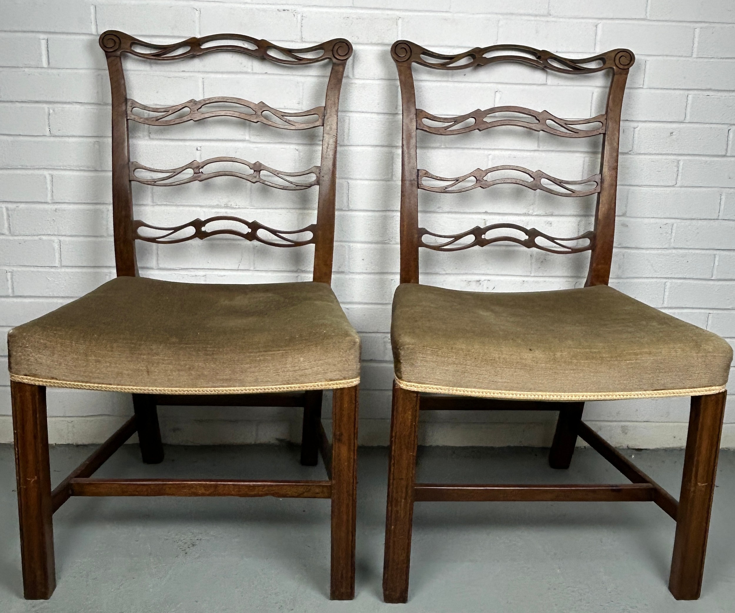 A PAIR OF EARLY 19TH CENTURY CHIPPENDALE DESIGN LADDER BACK SIDE CHAIRS, Upholstered in neutral - Image 3 of 4