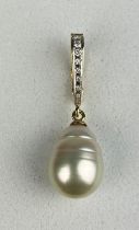 A PEARL PENDANT WITH 18CT GOLD CLASP SET WITH DIAMONDS, Weight: 5.8gms