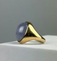 AN 18CT GOLD RING SET WITH A STAR SAPPHIRE, Weight: 12.1gms