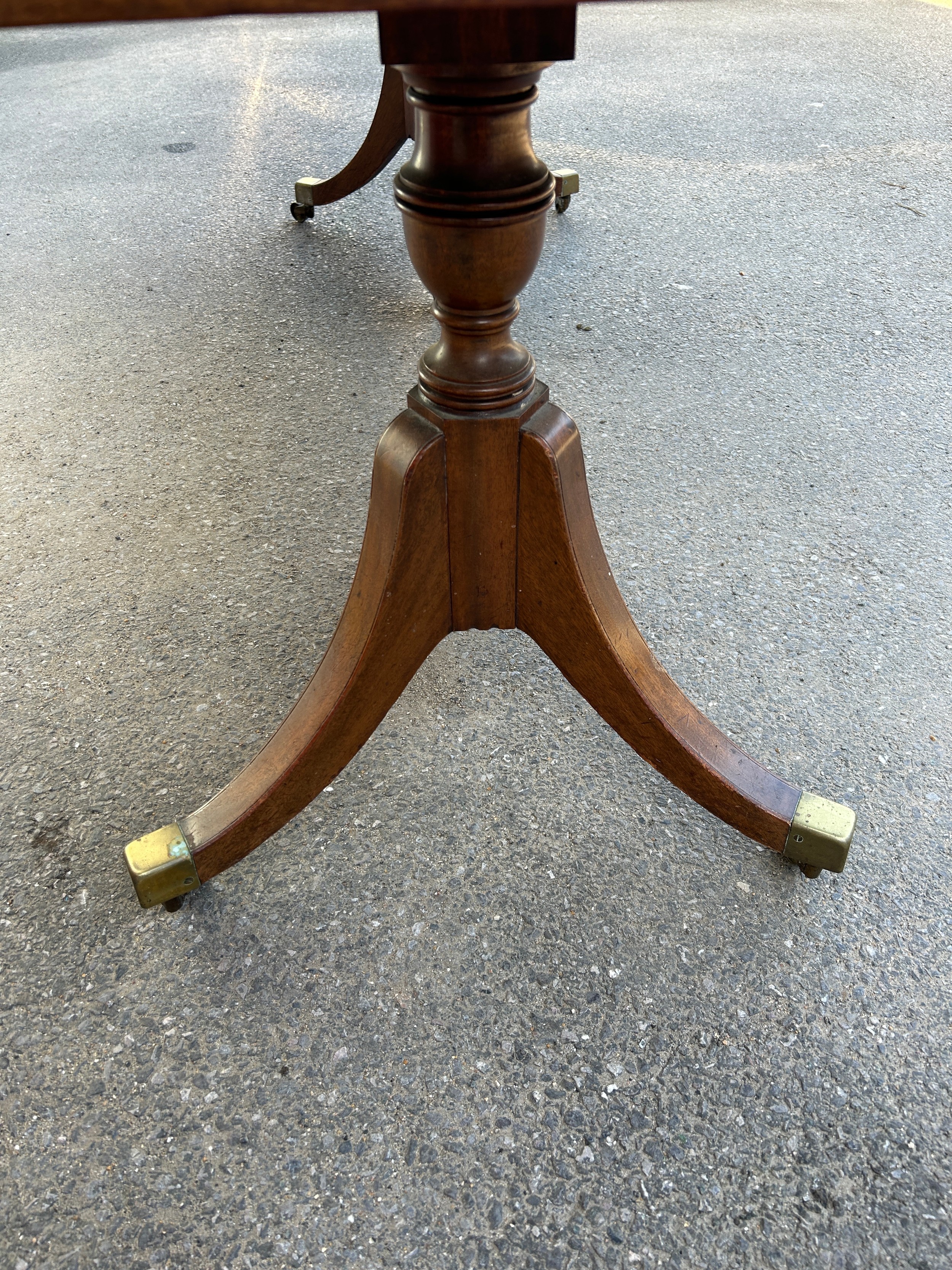 AN EARLY 19TH CENTURY EXTENDABLE DINING TABLE, Possibly a marriage with the legs being earlier - Image 5 of 6