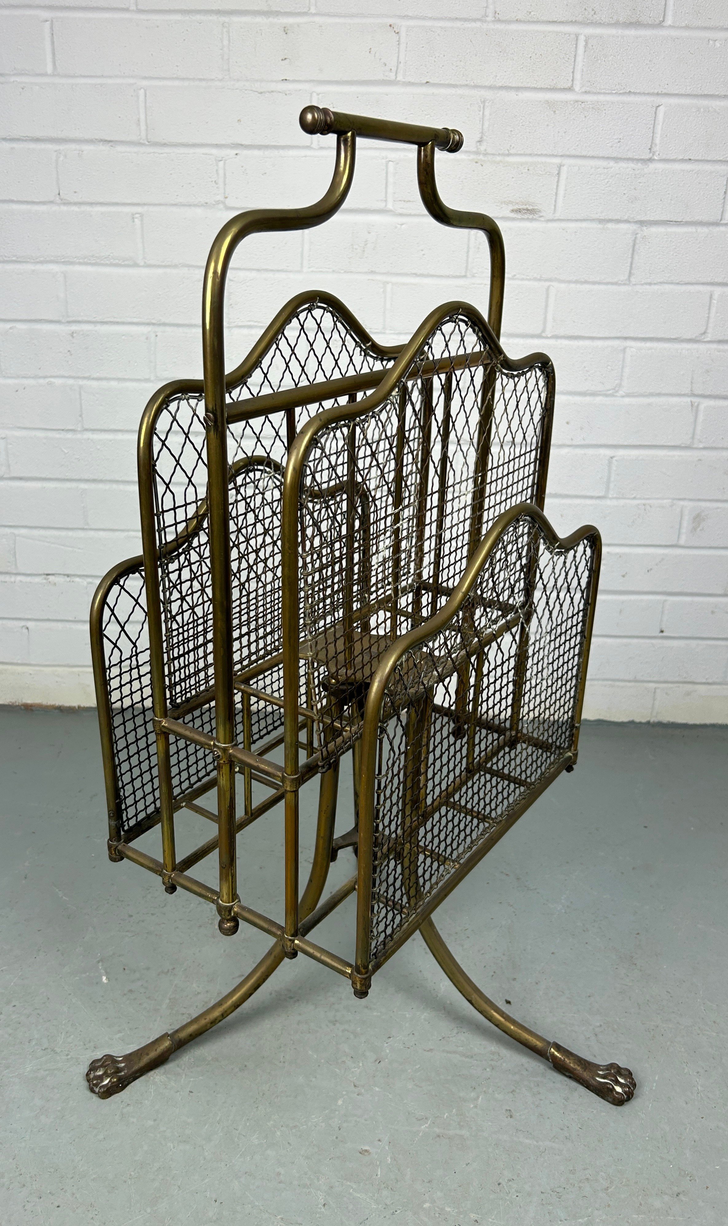 AN EARLY 20TH CENTURY REVOLVING BRASS MAGAZINE RACK WITH LION PAW FEET, 80cm x 40cm x 26cm - Image 3 of 4