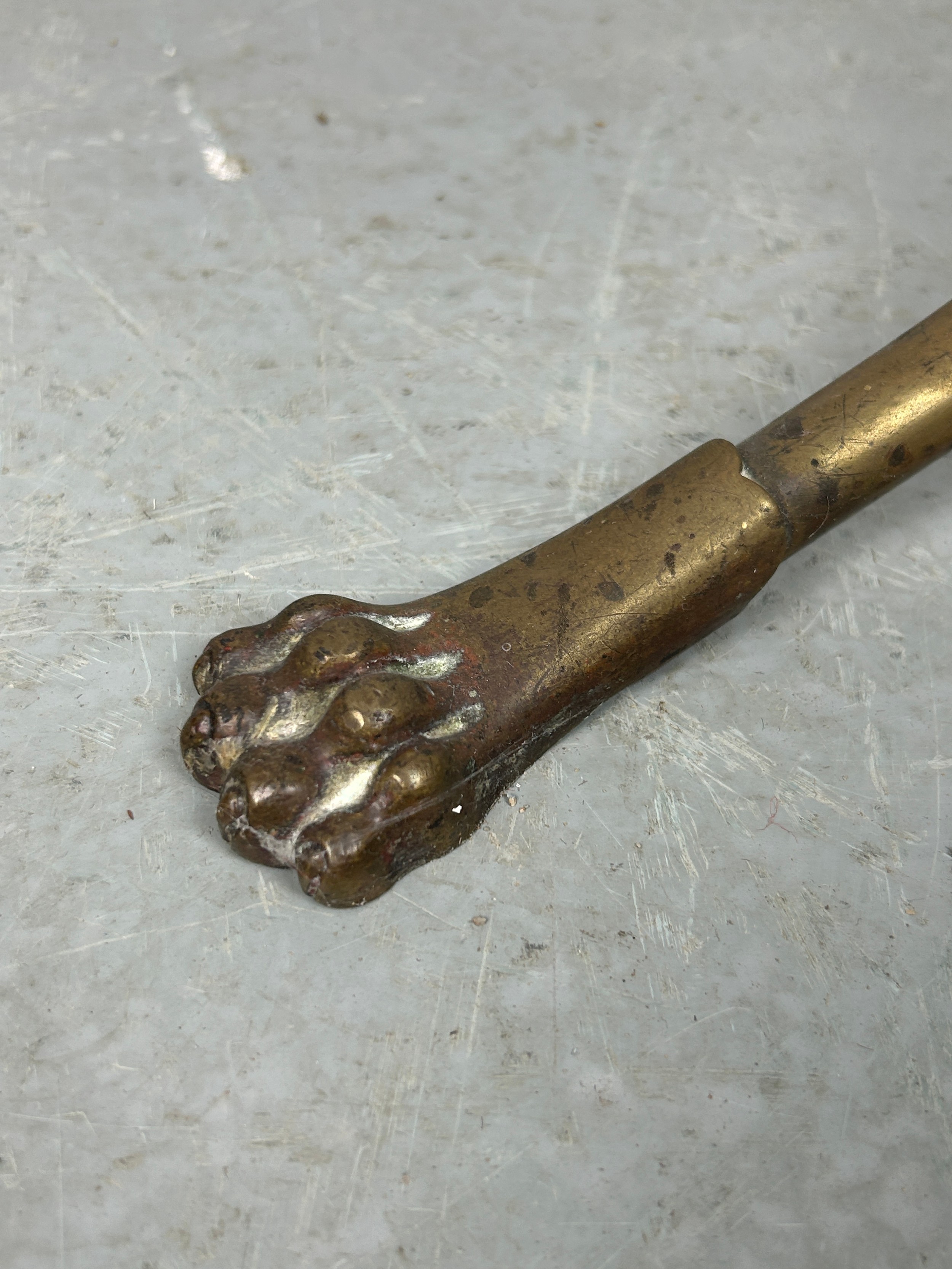 AN EARLY 20TH CENTURY REVOLVING BRASS MAGAZINE RACK WITH LION PAW FEET, 80cm x 40cm x 26cm - Image 4 of 4