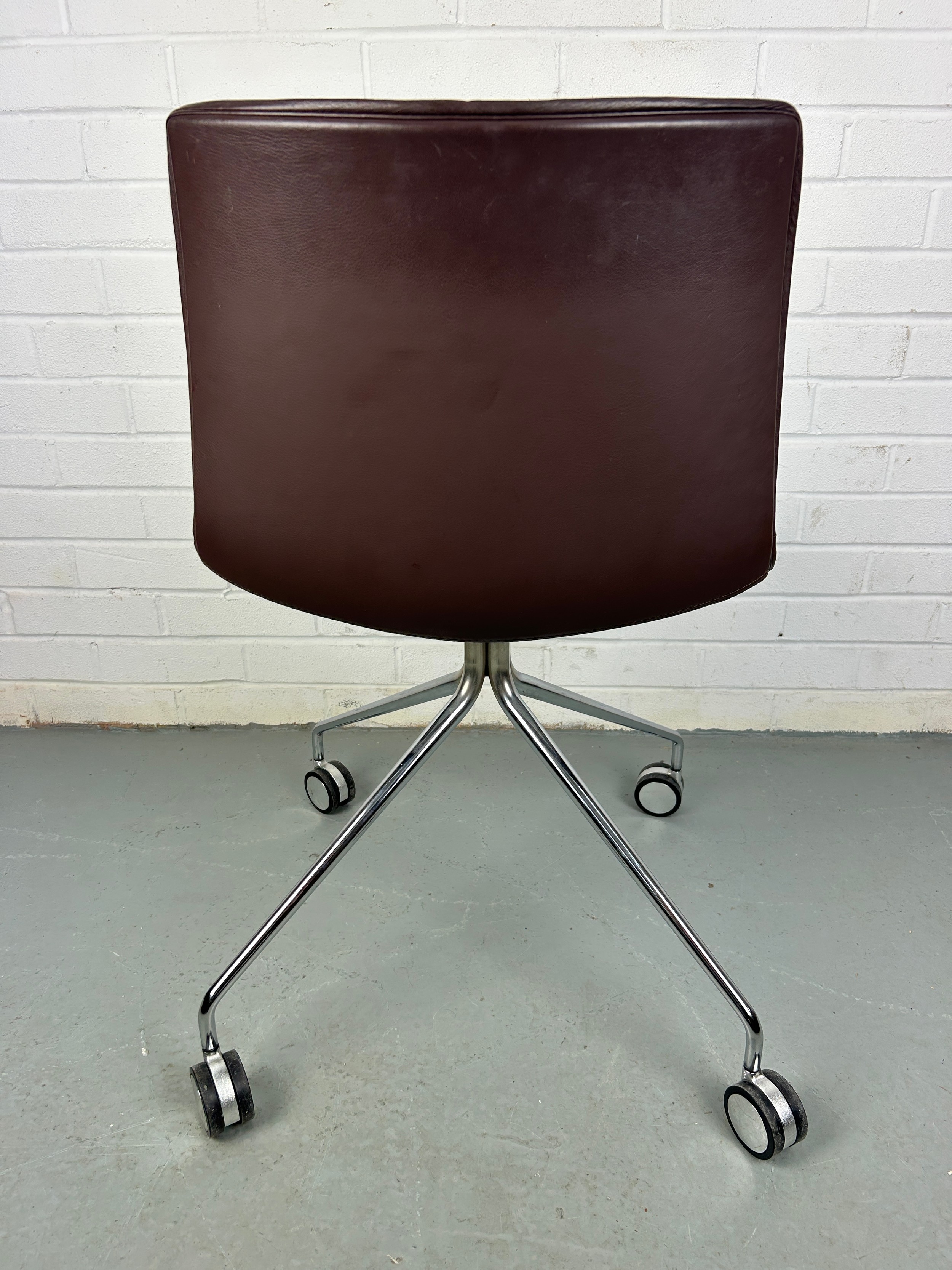 A BROWN LEATHER SWIVEL CHAIR BY ARPEL, 80cm x 47cm x 41cm - Image 4 of 4