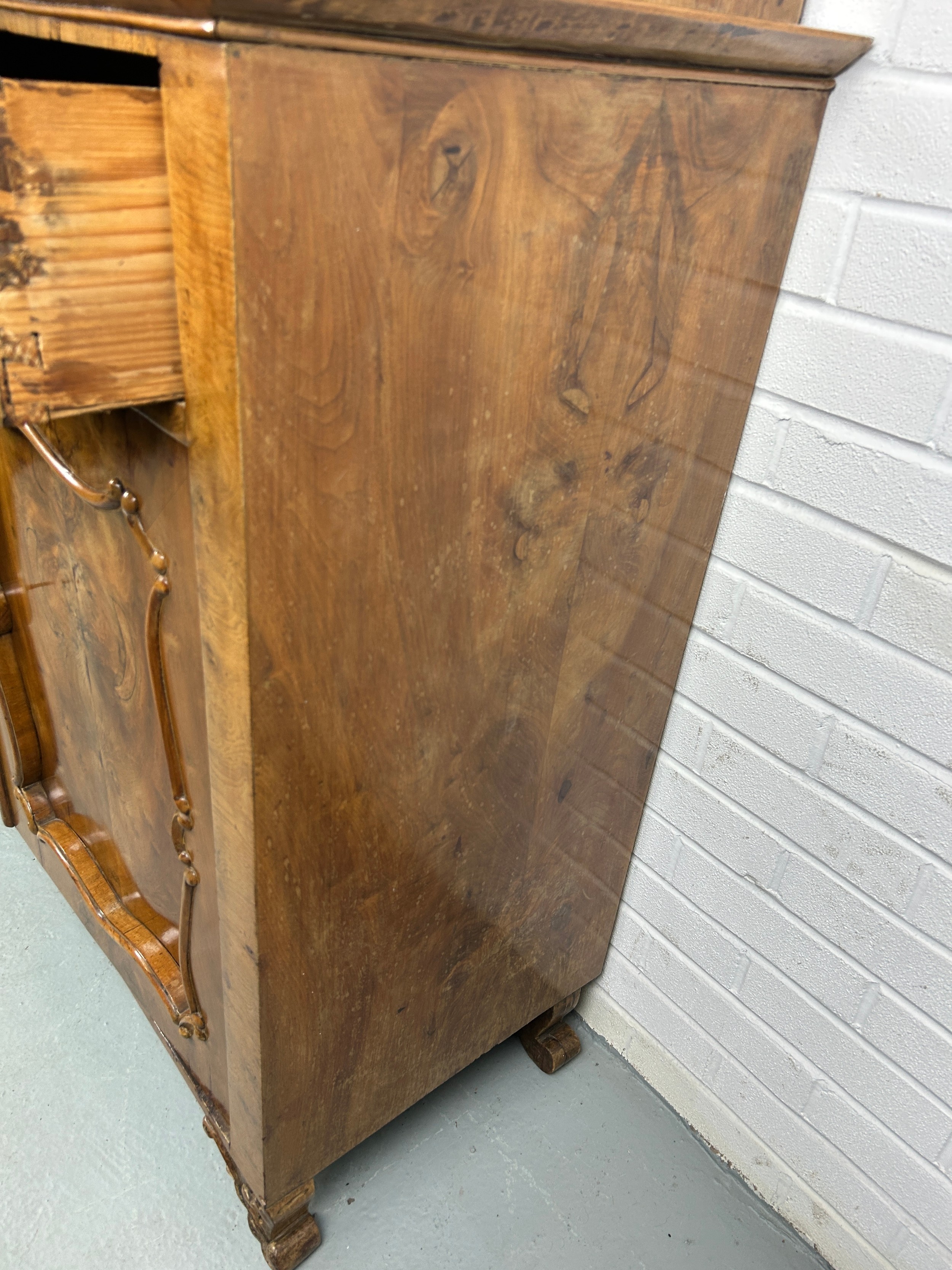 A CONTINENTAL 19TH CENTURY WALNUT VENEERED PINE BOOKCASE POSSIBLY ITALIAN, 210cm x 115cm x 47cm D - Image 5 of 15