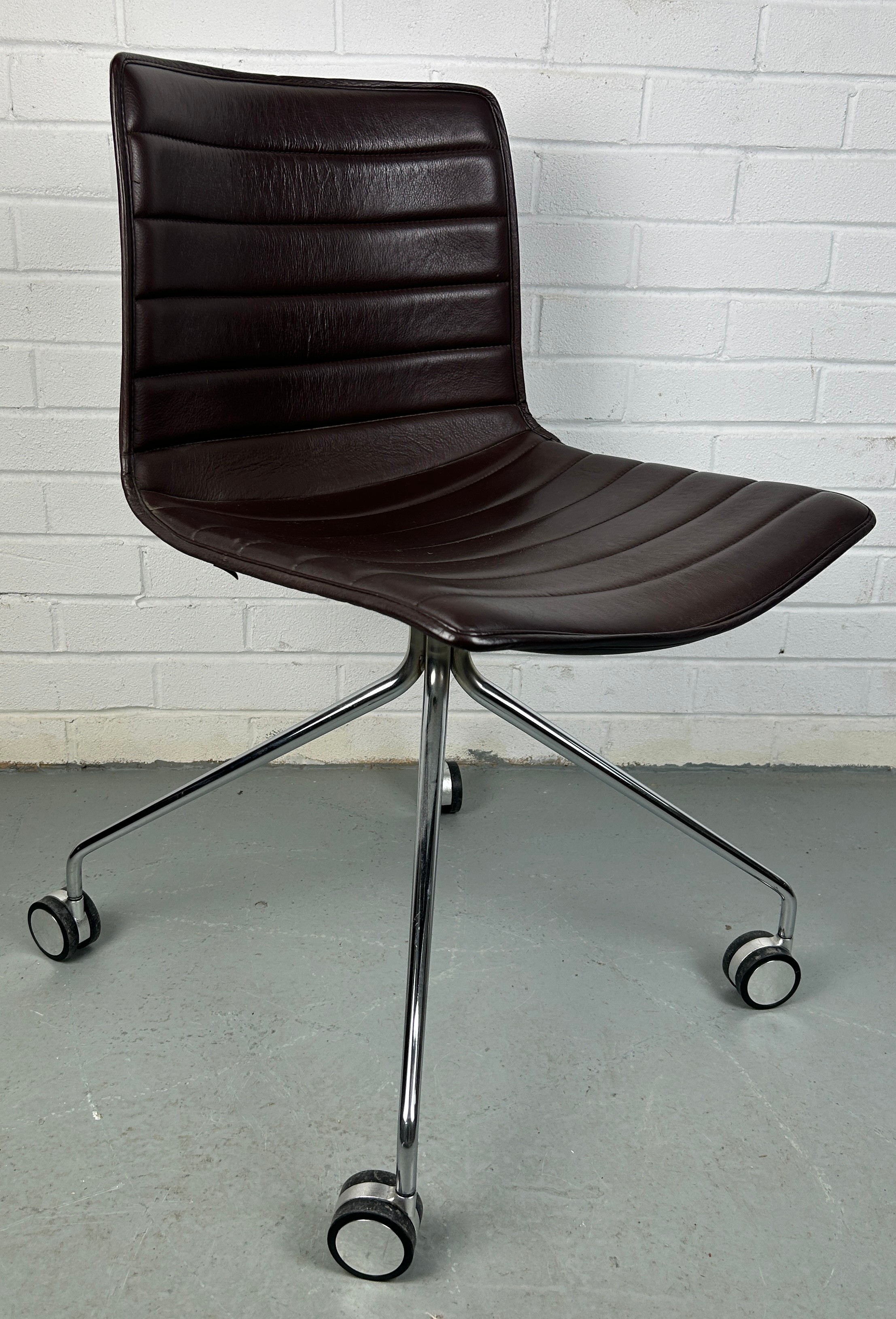 A BROWN LEATHER SWIVEL CHAIR BY ARPEL, 80cm x 47cm x 41cm