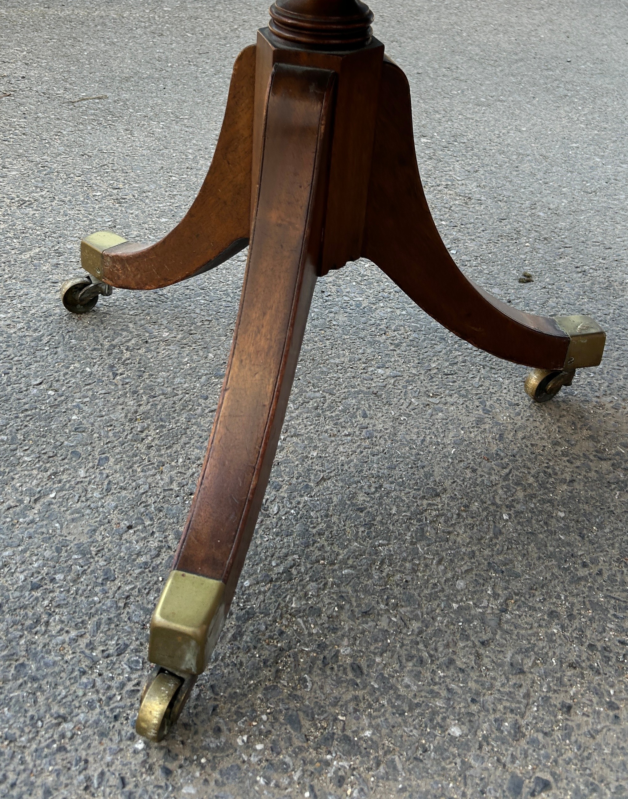 AN EARLY 19TH CENTURY EXTENDABLE DINING TABLE, Possibly a marriage with the legs being earlier - Image 3 of 6