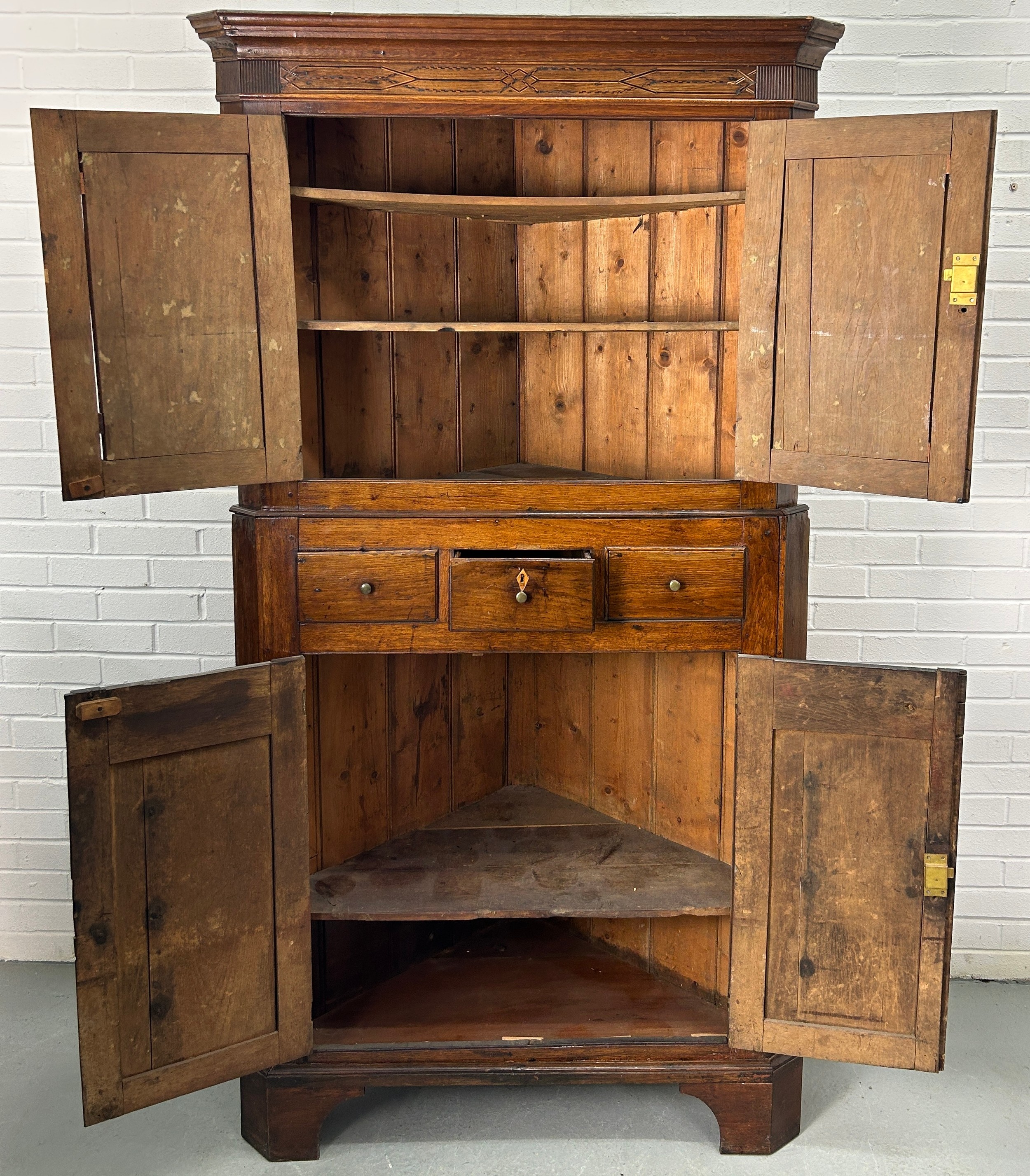 A LARGE CONTINENTAL LATE 18TH CENTURY OR EARLY 19TH CENTURY CORNER CABINET, The top cupboard with - Image 5 of 5