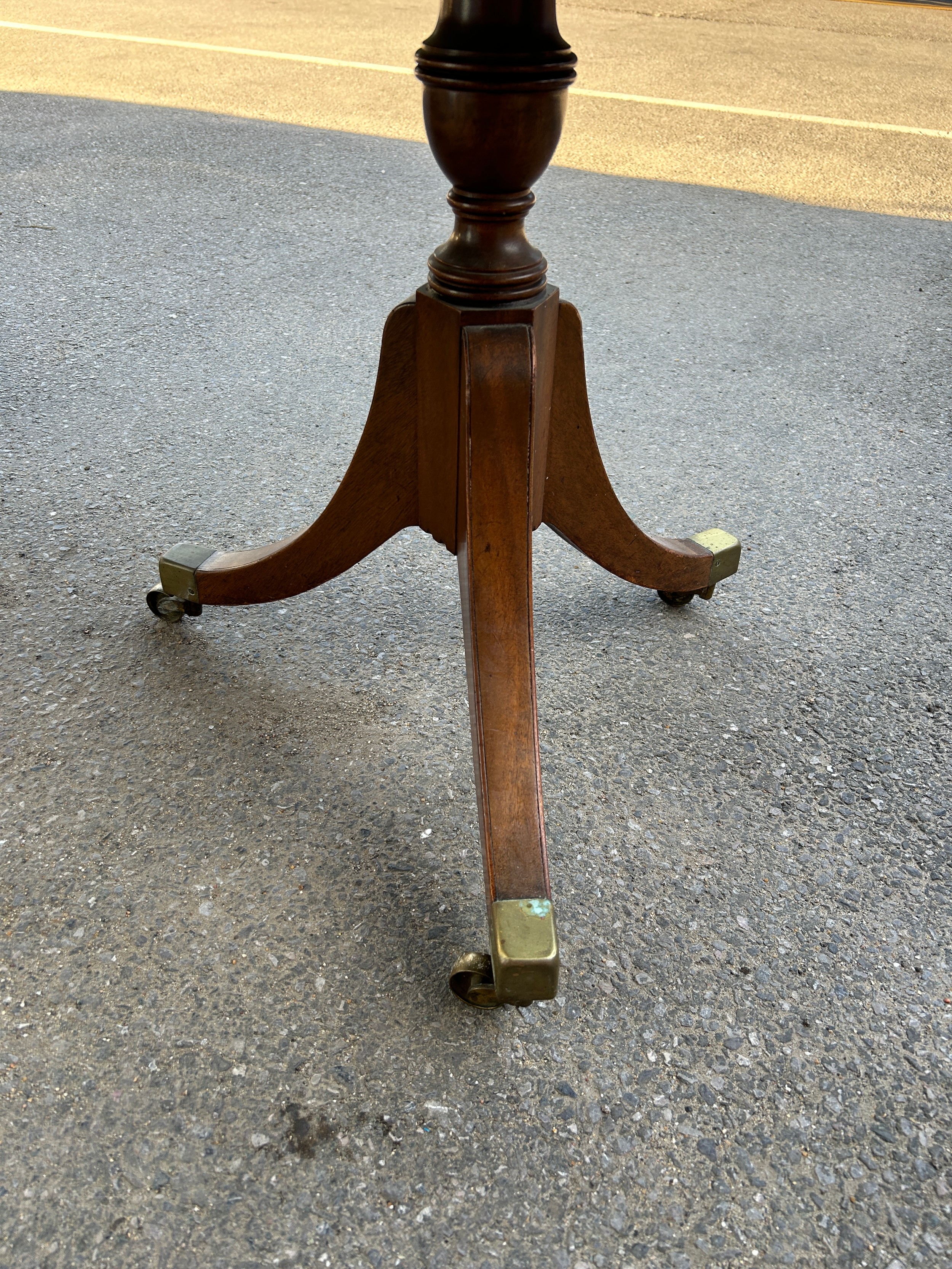 AN EARLY 19TH CENTURY EXTENDABLE DINING TABLE, Possibly a marriage with the legs being earlier - Image 4 of 6