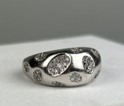 A PLATINUM RING SET WITH DIAMONDS, Signed within. Weight: 15.3gms