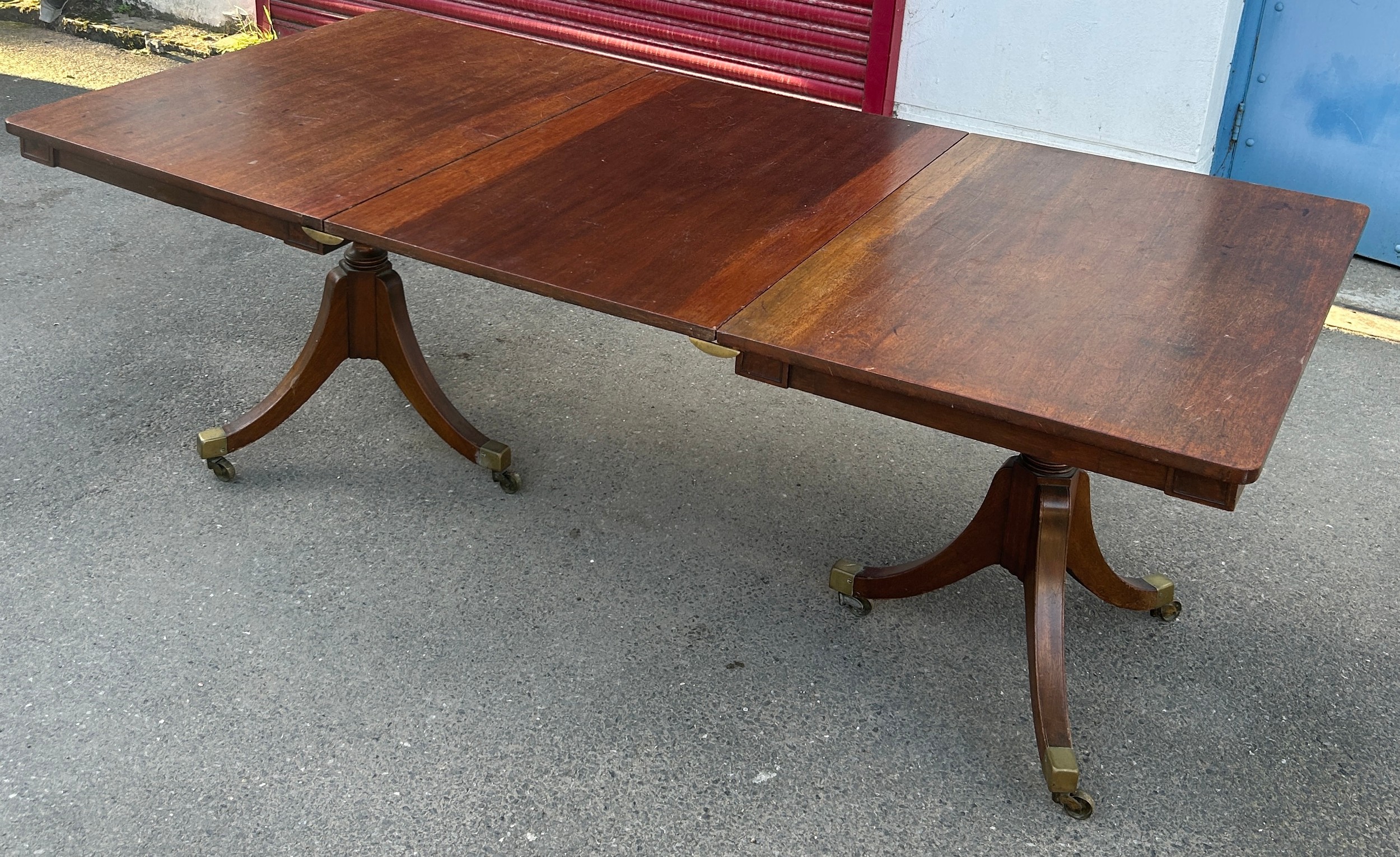 AN EARLY 19TH CENTURY EXTENDABLE DINING TABLE, Possibly a marriage with the legs being earlier