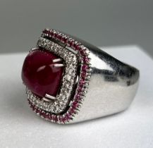 AN 18CT WHITE GOLD RING SET WITH RUBELITE AND SMALL RUBIES, Signed. Weight: 22.7gms