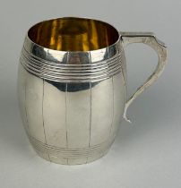 A NOVELTY SILVER BEER BARREL IN THE FORM OF A TANKARD BY D&J WELLBY, Weight: Approx 160gms