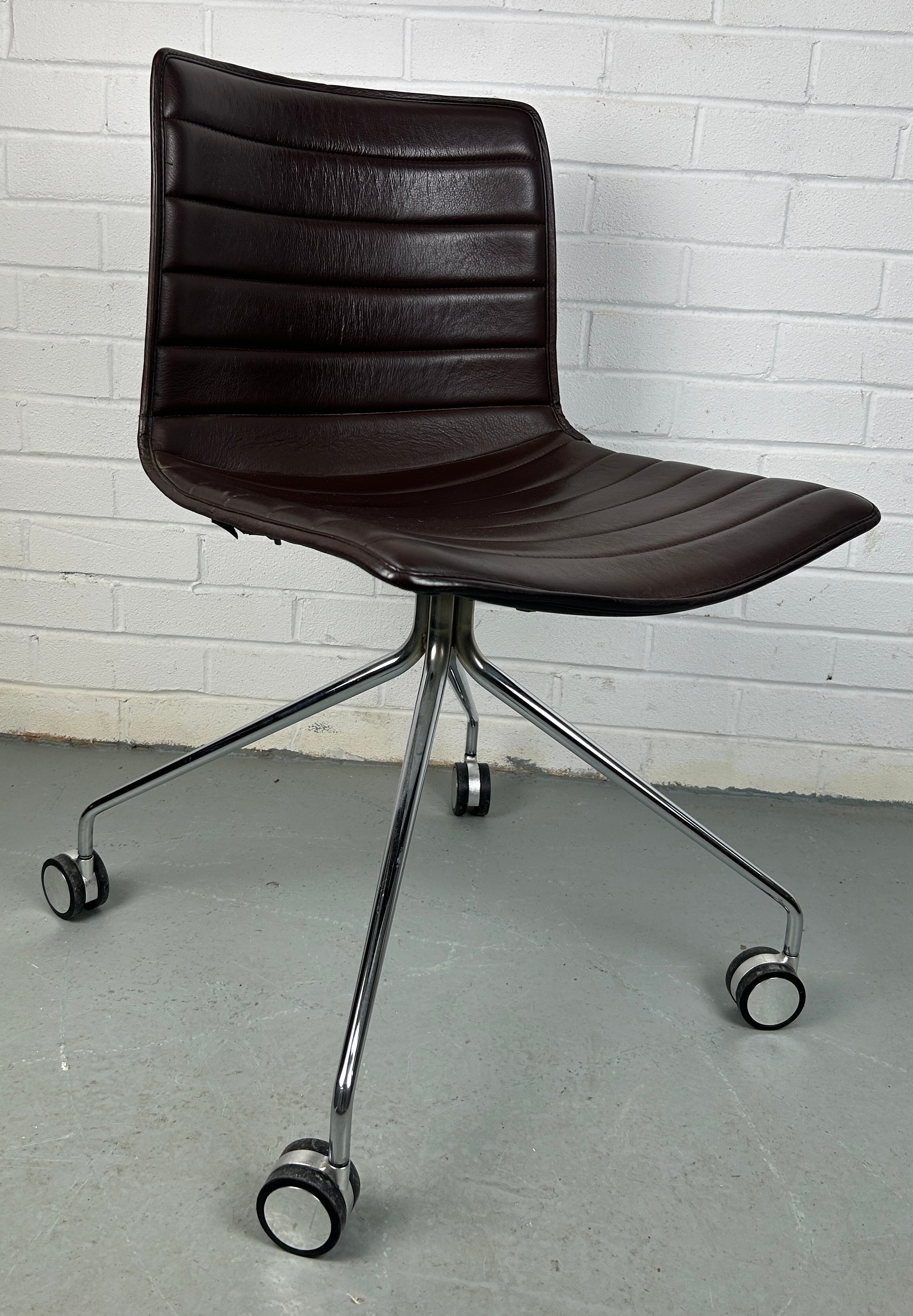 A BROWN LEATHER SWIVEL CHAIR BY ARPEL, 80cm x 47cm x 41cm - Image 2 of 4