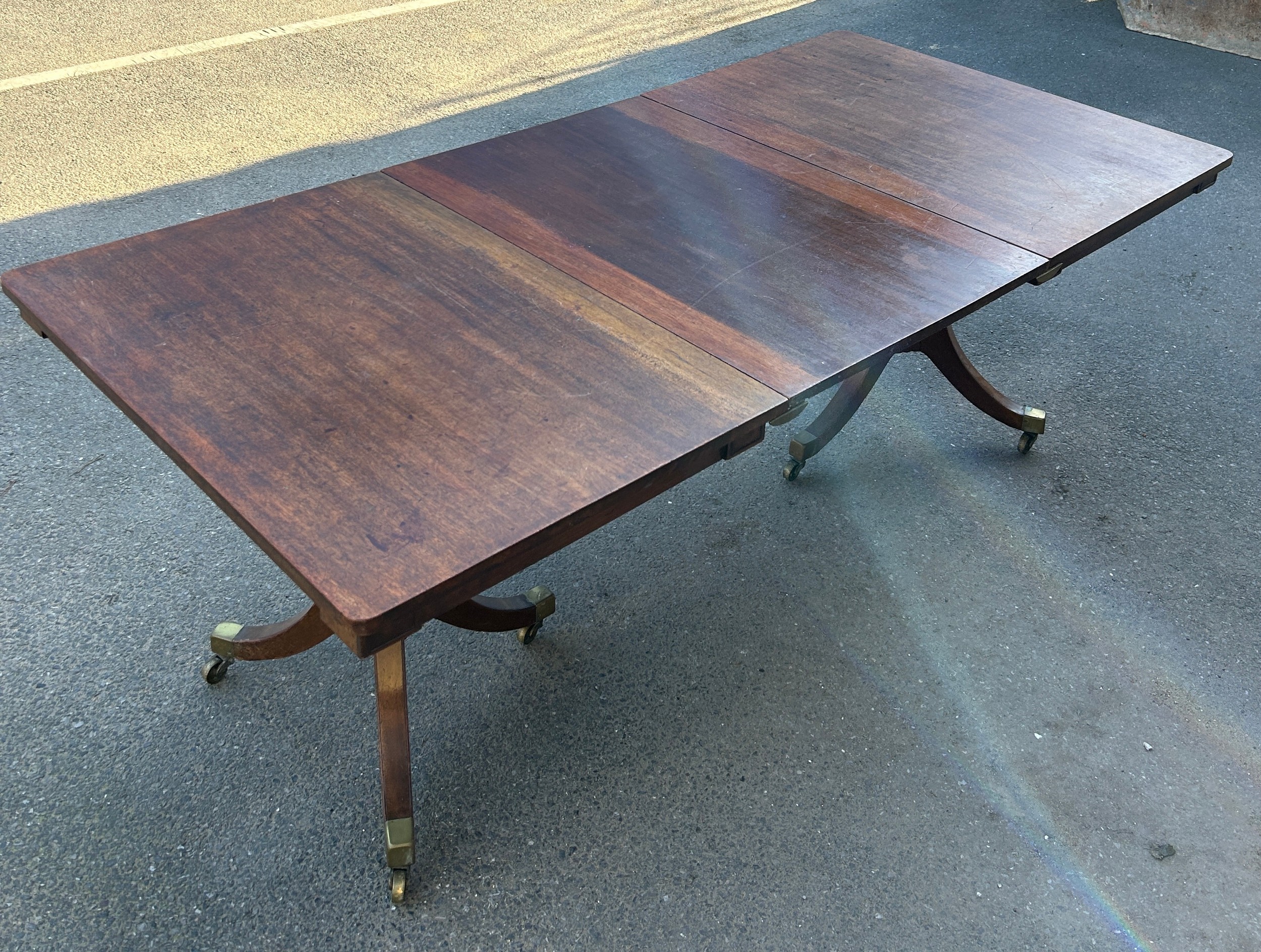 AN EARLY 19TH CENTURY EXTENDABLE DINING TABLE, Possibly a marriage with the legs being earlier - Image 2 of 6