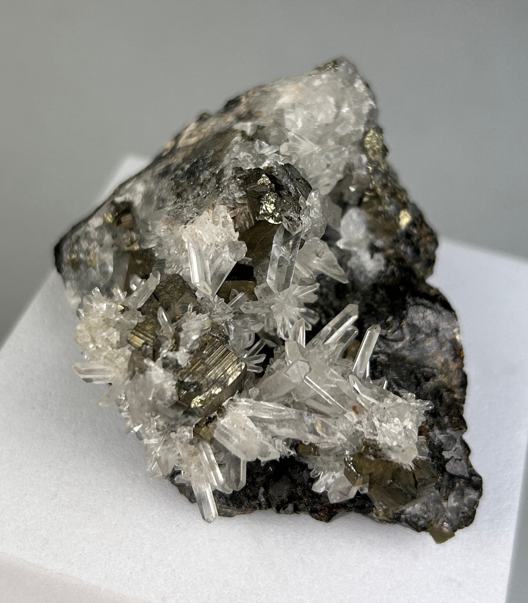 AN UNUSUAL MINERAL OF PYRITE AND QUARTZ 7cm x 5cm x 5cm - Image 3 of 4