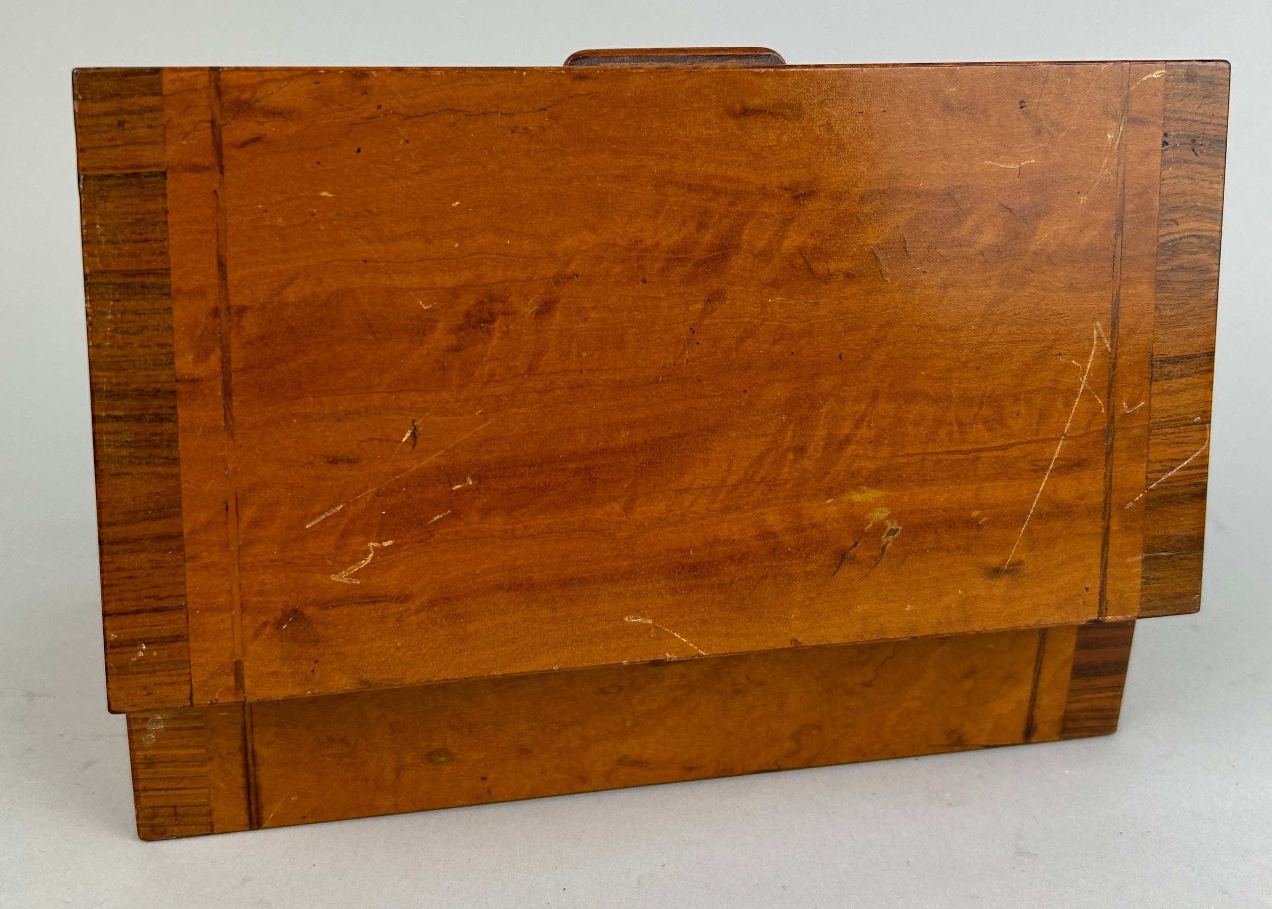 A SATINWOOD AND KINGWOOD VENEERED CEDARWOOD BOX - Image 4 of 4