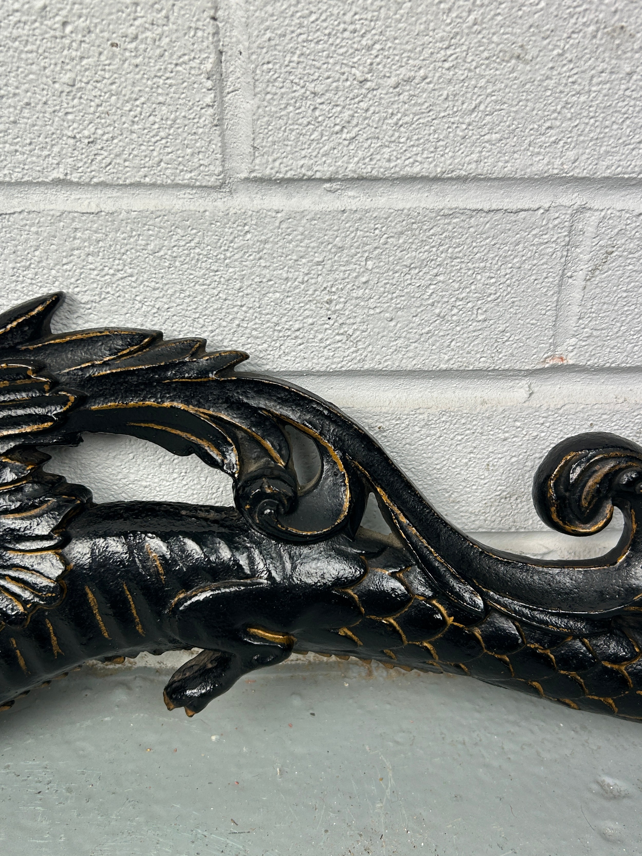 A CHINESE WALL HANGING BLACK PAINTED METAL DRAGON, 90cm x 17cm - Image 4 of 5