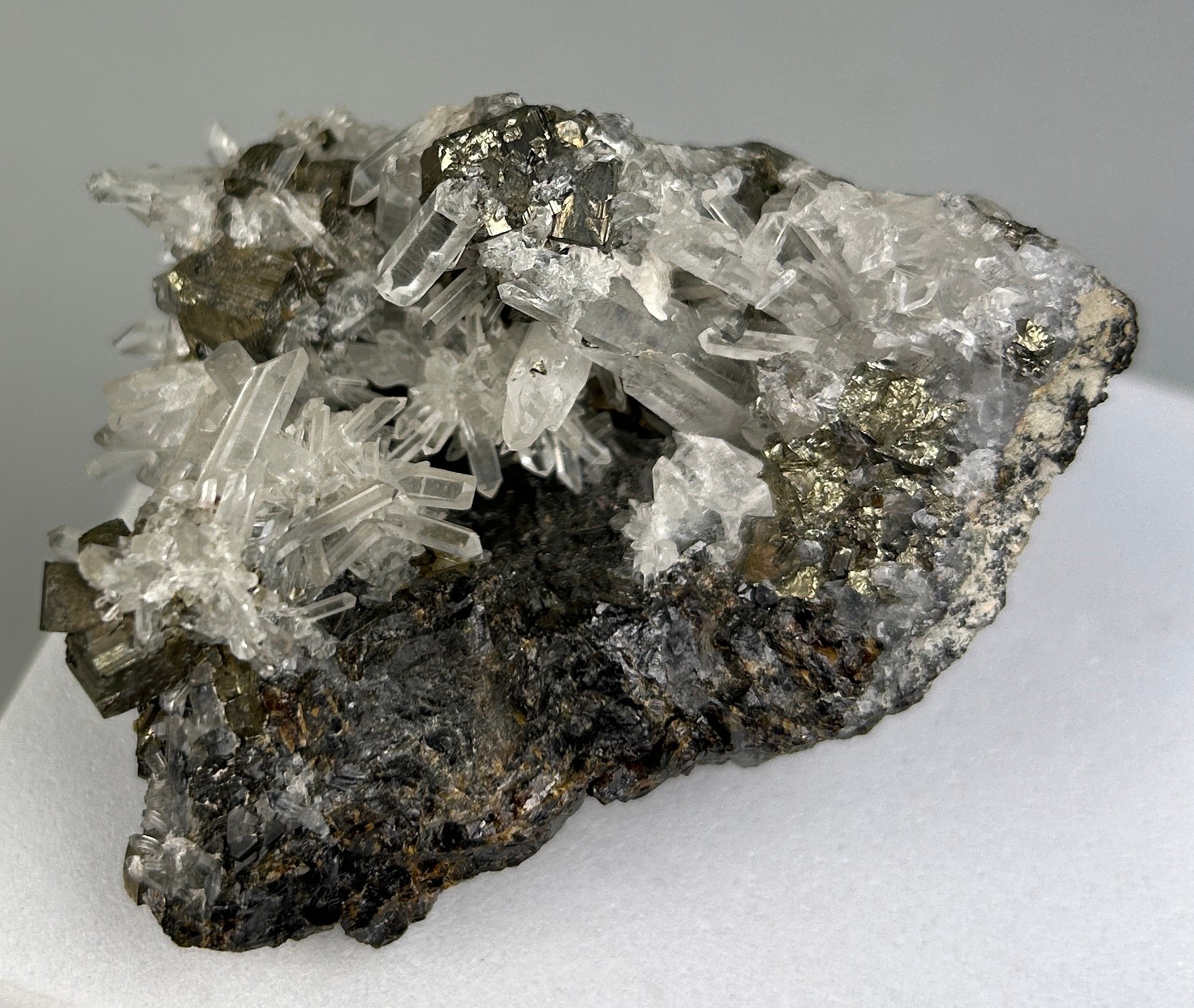 AN UNUSUAL MINERAL OF PYRITE AND QUARTZ 7cm x 5cm x 5cm - Image 2 of 4