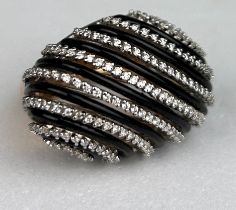 AN 18CT GOLD DECO DESIGN RING SET WITH DIAMONDS AND BLACK ENAMEL, 20.8 grams