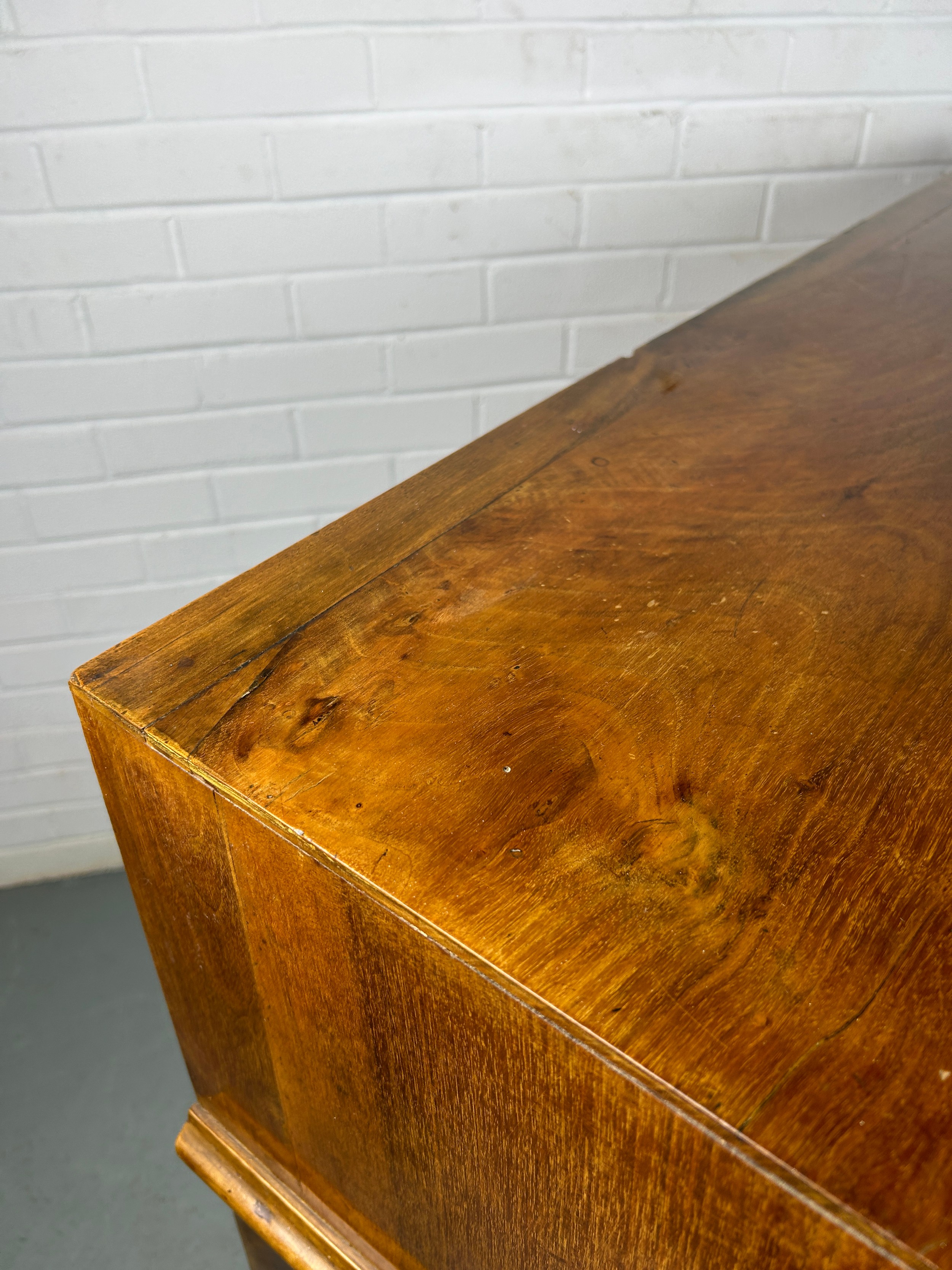 A CONTINENTAL WALNUT SERPENTINE BUREAU, 116cm x 108cm x 58cm Early 20th century, with fall front - Image 11 of 13